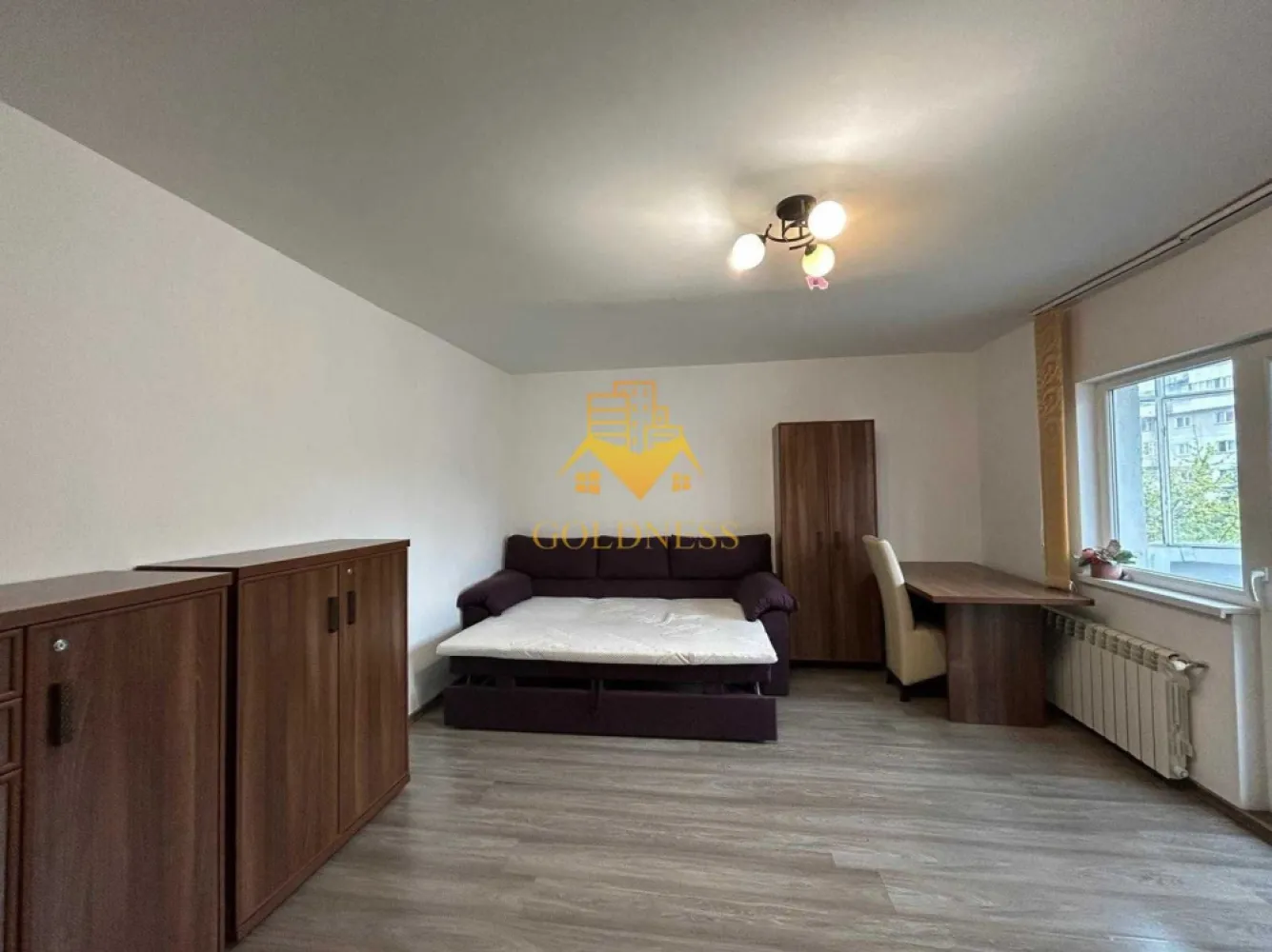 2 camere decomandate, Manastur, Calea Floresti, MOL, Pet Friendly - GOLDNESS Imobiliare vă propune spre închiriere un apartament cu 2 camere complet mobilat și utilat, la etajul 3 într-un imobil de 8 etaje, în Cartierul Manastur. Se află în apropierea stațiilor de transport în comun, magazine, restaurante, spații verzi, farmacii, etc. Apartamentul este compartimentat astfel: - dormitor cu pat matrimonial, dressing, noptiere, birou - dormitor cu canapea extensibila, birou - bucatarie complet utilată și mobilată, loc de servit masa - baie cu cabina de dus, calorifer port prosop și dulap pentru depozitare. - balcon de 5 mp. Imobilul este dotat cu toate cele necesare- centrală proprie, frigider, aragaz, hotă, mașină de spălat haine, etc. Dacă sunteți interesați de acest apartament și doriți să îl vizionați, dar și pentru alte oferte nu ezitați să ne contactați telefonic sau prin e-mail. Vă stăm la dispoziție! Pentru intermediere se percepe un comision de 50% din prețul chiriei! }}