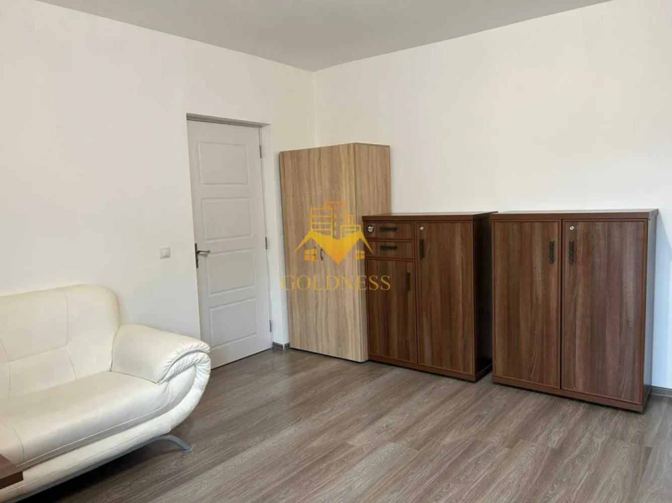2 camere decomandate, Manastur, Calea Floresti, MOL, Pet Friendly - GOLDNESS Imobiliare vă propune spre închiriere un apartament cu 2 camere complet mobilat și utilat, la etajul 3 într-un imobil de 8 etaje, în Cartierul Manastur. Se află în apropierea stațiilor de transport în comun, magazine, restaurante, spații verzi, farmacii, etc. Apartamentul este compartimentat astfel: - dormitor cu pat matrimonial, dressing, noptiere, birou - dormitor cu canapea extensibila, birou - bucatarie complet utilată și mobilată, loc de servit masa - baie cu cabina de dus, calorifer port prosop și dulap pentru depozitare. - balcon de 5 mp. Imobilul este dotat cu toate cele necesare- centrală proprie, frigider, aragaz, hotă, mașină de spălat haine, etc. Dacă sunteți interesați de acest apartament și doriți să îl vizionați, dar și pentru alte oferte nu ezitați să ne contactați telefonic sau prin e-mail. Vă stăm la dispoziție! Pentru intermediere se percepe un comision de 50% din prețul chiriei! }}