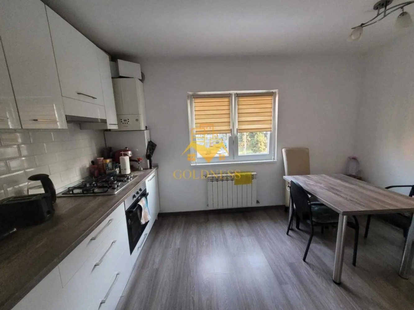 2 camere decomandate, Manastur, Calea Floresti, MOL, Pet Friendly - GOLDNESS Imobiliare vă propune spre închiriere un apartament cu 2 camere complet mobilat și utilat, la etajul 3 într-un imobil de 8 etaje, în Cartierul Manastur. Se află în apropierea stațiilor de transport în comun, magazine, restaurante, spații verzi, farmacii, etc. Apartamentul este compartimentat astfel: - dormitor cu pat matrimonial, dressing, noptiere, birou - dormitor cu canapea extensibila, birou - bucatarie complet utilată și mobilată, loc de servit masa - baie cu cabina de dus, calorifer port prosop și dulap pentru depozitare. - balcon de 5 mp. Imobilul este dotat cu toate cele necesare- centrală proprie, frigider, aragaz, hotă, mașină de spălat haine, etc. Dacă sunteți interesați de acest apartament și doriți să îl vizionați, dar și pentru alte oferte nu ezitați să ne contactați telefonic sau prin e-mail. Vă stăm la dispoziție! Pentru intermediere se percepe un comision de 50% din prețul chiriei! }}