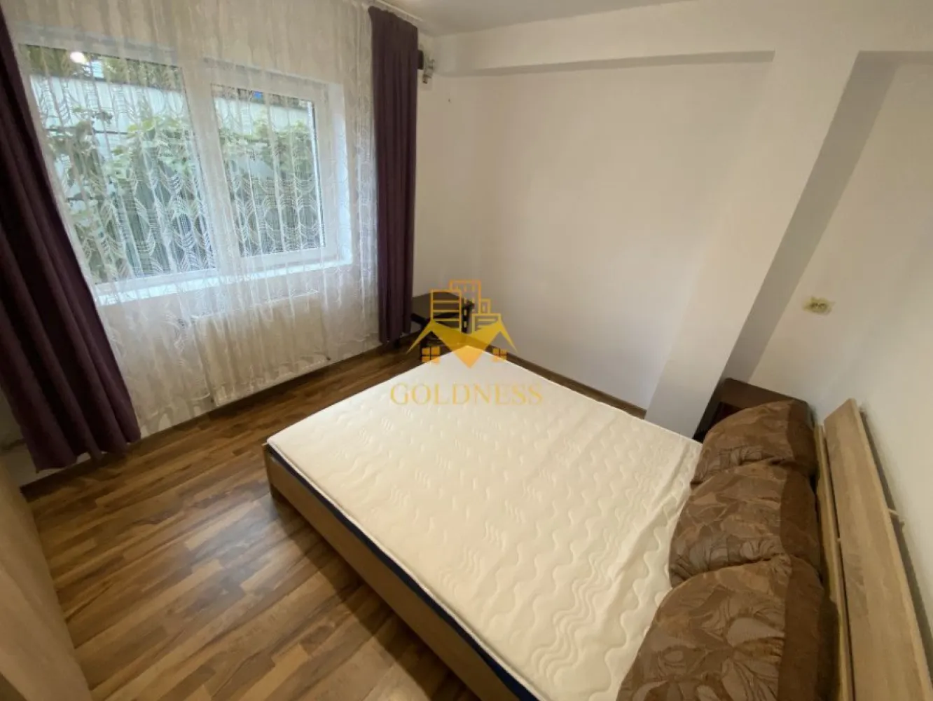 2 camere, parcare, curte, Zona Bulgaria, Fabricii, Mega Image - GOLDNESS Imobiliare vă propune spre închiriere un apartament cu 2 camere complet mobilat și utilat, la parter într-o casa de 2 etaje, în Cartierul Bulgaria. 

Dispune de loc de parcare!

Se află în apropierea stațiilor de transport în comun, magazine, restaurante, spații verzi, farmacii, etc. 

Apartamentul este compartimentat astfel:
 - dormitor cu pat matrimonial, dressing, noptiere
 - living cu bucatarie open space complet utilată și mobilată, canapea extensibilă, loc de servit masa 
 - baie cu cabina de dus, calorifer port prosop și dulap pentru depozitare.
 

Imobilul este dotat cu toate cele necesare- centrală proprie, frigider, aragaz, hotă, mașină de spălat haine, etc. 

Dacă sunteți interesați de acest apartament și doriți să îl vizionați, dar și pentru alte oferte nu ezitați să ne contactați telefonic sau prin e-mail. Vă stăm la dispoziție!
Pentru intermediere se percepe un comision de 50% din prețul chiriei
