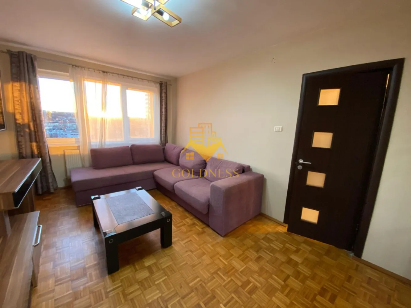 2 camere decomandate, 2 parcari, Marasti Zona Piata Abator, Lukoil - GOLDNESS Imobiliare vă propune spre închiriere un apartament cu 2 camere complet mobilat și utilat, la etajul 11 într-un imobil de 11 etaje, în Cartierul Marasti . Dispune de 2 locuri de parcare! Se află în apropierea stațiilor de transport în comun, magazine, restaurante, spații verzi, farmacii, etc. Apartamentul este compartimentat astfel: - dormitor cu pat matrimonial, dulap, comoda - dormitor cu canapea exstensibila, dressing, birou - bucatarie complet utilată și mobilată, loc de servit masa - baie cu cabina de dus, calorifer port prosop și dulap pentru depozitare. Imobilul este dotat cu toate cele necesare- centrală proprie, frigider, aragaz, hotă, mașină de spălat haine, etc. Dacă sunteți interesați de acest apartament și doriți să îl vizionați, dar și pentru alte oferte nu ezitați să ne contactați telefonic sau prin e-mail. Vă stăm la dispoziție! Pentru intermediere se percepe un comision de 50% din prețul chiriei! }}