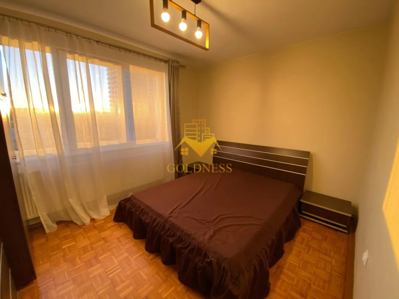 2 camere decomandate, 2 parcari, Marasti Zona Piata Abator, Lukoil - GOLDNESS Imobiliare vă propune spre închiriere un apartament cu 2 camere complet mobilat și utilat, la etajul 11 într-un imobil de 11 etaje, în Cartierul Marasti . Dispune de 2 locuri de parcare! Se află în apropierea stațiilor de transport în comun, magazine, restaurante, spații verzi, farmacii, etc. Apartamentul este compartimentat astfel: - dormitor cu pat matrimonial, dulap, comoda - dormitor cu canapea exstensibila, dressing, birou - bucatarie complet utilată și mobilată, loc de servit masa - baie cu cabina de dus, calorifer port prosop și dulap pentru depozitare. Imobilul este dotat cu toate cele necesare- centrală proprie, frigider, aragaz, hotă, mașină de spălat haine, etc. Dacă sunteți interesați de acest apartament și doriți să îl vizionați, dar și pentru alte oferte nu ezitați să ne contactați telefonic sau prin e-mail. Vă stăm la dispoziție! Pentru intermediere se percepe un comision de 50% din prețul chiriei! }}