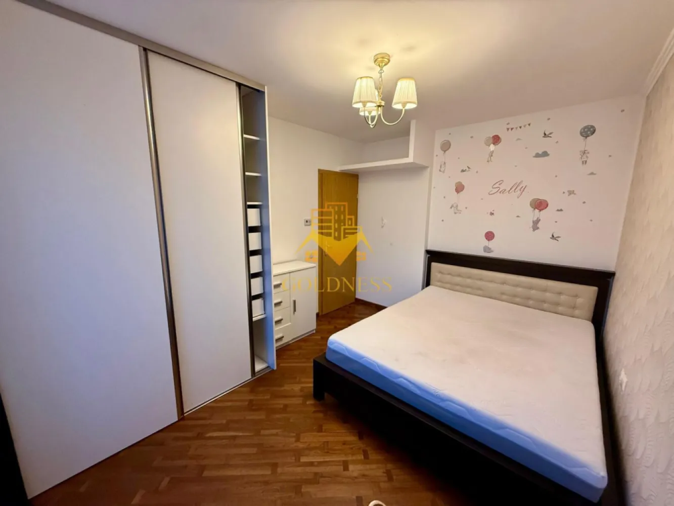 3 camere, modern, parcare, cartierul Marasti, Expo Transilvania, Profi - GOLDNESS Imobiliare vă propune spre închiriere un apartament cu 3 camere complet mobilat și utilat, la etajul 2 într-un imobil de 4 etaje, în Cartierul Marasti. Apartamentul este compartimentat astfel: Dispune de loc de parcare cu bariera! - dormitor cu pat matrimonial, dressing, - dormitor cu o canapea extensibila, dressing, - living cu bucatarie open-space complet utilată, canapea extensibla, loc de servit masa, TV - baie cu vana, calorifer port prosop inox și dulap pentru depozitare. - terasa de 10 mp. Imobilul este dotat cu toate cele necesare- centrală proprie cu incalzire in pardoseala si calorifere, mașină de spălat haine, masina de spalat vase, frigider, plită electrică, hotă, TV, etc. Se află în apropierea stațiilor de transport în comun, magazine, restaurante, spații verzi, farmacii, etc. Dacă sunteți interesați de acest apartament și doriți să îl vizionați, dar și pentru alte oferte nu ezitați să ne contactați telefonic sau prin e-mail. Vă stăm la dispoziție! Pentru intermediere se percepe un comision de 50% din prețul chiriei! }}