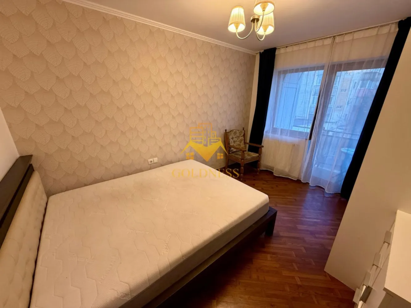 3 camere, modern, parcare, cartierul Marasti, Expo Transilvania, Profi - GOLDNESS Imobiliare vă propune spre închiriere un apartament cu 3 camere complet mobilat și utilat, la etajul 2 într-un imobil de 4 etaje, în Cartierul Marasti. Apartamentul este compartimentat astfel: Dispune de loc de parcare cu bariera! - dormitor cu pat matrimonial, dressing, - dormitor cu o canapea extensibila, dressing, - living cu bucatarie open-space complet utilată, canapea extensibla, loc de servit masa, TV - baie cu vana, calorifer port prosop inox și dulap pentru depozitare. - terasa de 10 mp. Imobilul este dotat cu toate cele necesare- centrală proprie cu incalzire in pardoseala si calorifere, mașină de spălat haine, masina de spalat vase, frigider, plită electrică, hotă, TV, etc. Se află în apropierea stațiilor de transport în comun, magazine, restaurante, spații verzi, farmacii, etc. Dacă sunteți interesați de acest apartament și doriți să îl vizionați, dar și pentru alte oferte nu ezitați să ne contactați telefonic sau prin e-mail. Vă stăm la dispoziție! Pentru intermediere se percepe un comision de 50% din prețul chiriei! }}