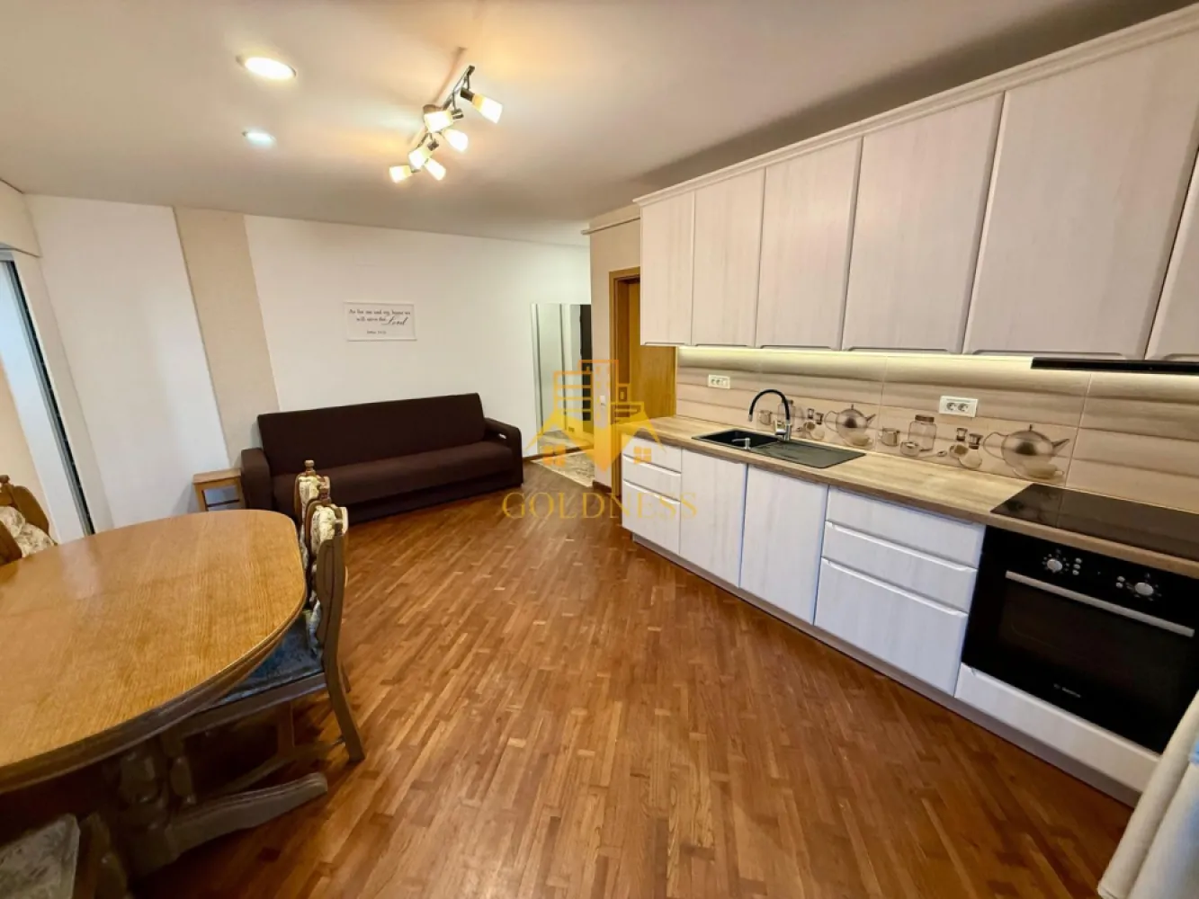 3 camere, modern, parcare, cartierul Marasti, Expo Transilvania, Profi - GOLDNESS Imobiliare vă propune spre închiriere un apartament cu 3 camere complet mobilat și utilat, la etajul 2 într-un imobil de 4 etaje, în Cartierul Marasti. Apartamentul este compartimentat astfel: Dispune de loc de parcare cu bariera! - dormitor cu pat matrimonial, dressing, - dormitor cu o canapea extensibila, dressing, - living cu bucatarie open-space complet utilată, canapea extensibla, loc de servit masa, TV - baie cu vana, calorifer port prosop inox și dulap pentru depozitare. - terasa de 10 mp. Imobilul este dotat cu toate cele necesare- centrală proprie cu incalzire in pardoseala si calorifere, mașină de spălat haine, masina de spalat vase, frigider, plită electrică, hotă, TV, etc. Se află în apropierea stațiilor de transport în comun, magazine, restaurante, spații verzi, farmacii, etc. Dacă sunteți interesați de acest apartament și doriți să îl vizionați, dar și pentru alte oferte nu ezitați să ne contactați telefonic sau prin e-mail. Vă stăm la dispoziție! Pentru intermediere se percepe un comision de 50% din prețul chiriei! }}