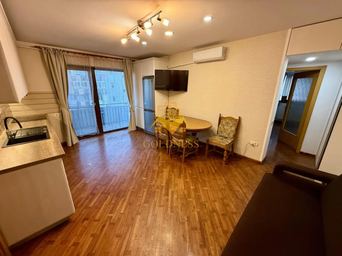 3 camere, modern, parcare, cartierul Marasti, Expo Transilvania, Profi - GOLDNESS Imobiliare vă propune spre închiriere un apartament cu 3 camere complet mobilat și utilat, la etajul 2 într-un imobil de 4 etaje, în Cartierul Marasti. Apartamentul este compartimentat astfel: Dispune de loc de parcare cu bariera! - dormitor cu pat matrimonial, dressing, - dormitor cu o canapea extensibila, dressing, - living cu bucatarie open-space complet utilată, canapea extensibla, loc de servit masa, TV - baie cu vana, calorifer port prosop inox și dulap pentru depozitare. - terasa de 10 mp. Imobilul este dotat cu toate cele necesare- centrală proprie cu incalzire in pardoseala si calorifere, mașină de spălat haine, masina de spalat vase, frigider, plită electrică, hotă, TV, etc. Se află în apropierea stațiilor de transport în comun, magazine, restaurante, spații verzi, farmacii, etc. Dacă sunteți interesați de acest apartament și doriți să îl vizionați, dar și pentru alte oferte nu ezitați să ne contactați telefonic sau prin e-mail. Vă stăm la dispoziție! Pentru intermediere se percepe un comision de 50% din prețul chiriei! }}