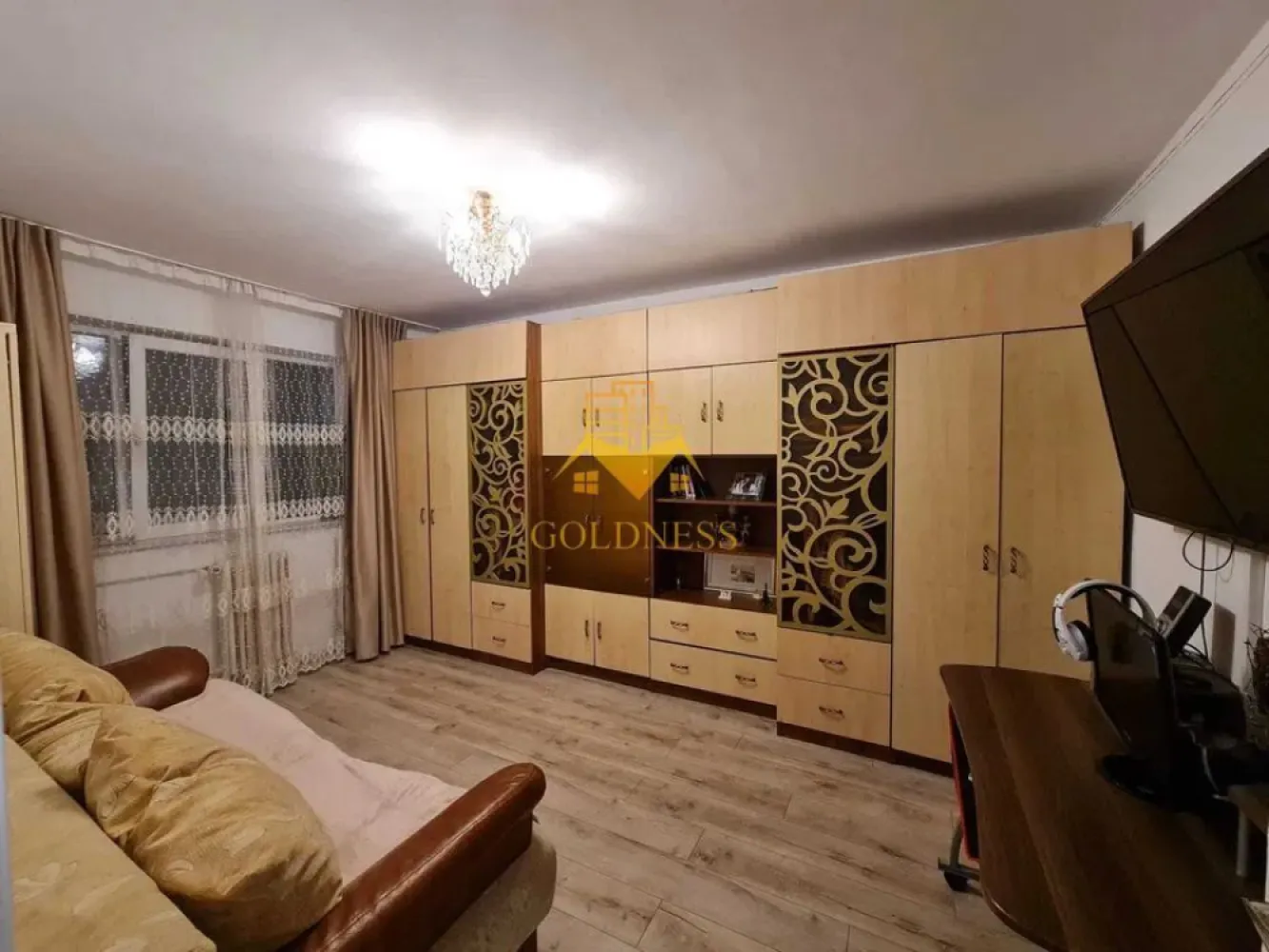 2 camere decomandate, Zona Manastur Calvaria, Piata Flora, Minerva - GOLDNESS Imobiliare vă propune spre închiriere un apartament cu 2 camere complet mobilat și utilat, la etajul 3 într-un imobil de 4 etaje, în cartierul Manastur . Posibilitate de a parca in zona! Apartamentul este compartimentat astfel: - dormitor cu canapea extensibila, dressing, birou -dormitor cu canapea extensibila , dulap, birou - bucatarie complet utilată, loc de servit masa - baie cu cada, calorifer port prosop inox și dulap pentru depozitare. Imobilul este dotat cu toate cele necesare- centrală proprie, mașină de spălat haine, frigider, plită electrică, hotă, etc. Se află în apropierea stațiilor de transport în comun, magazine, restaurante, spații verzi, farmacii, etc. Dacă sunteți interesați de acest apartament și doriți să îl vizionați, dar și pentru alte oferte sau detalii nu ezitați să ne contactați telefonic sau prin e-mail. Vă stăm la dispoziție! }}