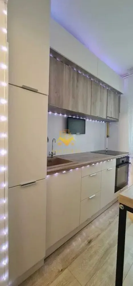 2 camere decomandate, Zona Manastur Calvaria, Piata Flora, Minerva - GOLDNESS Imobiliare vă propune spre închiriere un apartament cu 2 camere complet mobilat și utilat, la etajul 3 într-un imobil de 4 etaje, în cartierul Manastur . Posibilitate de a parca in zona! Apartamentul este compartimentat astfel: - dormitor cu canapea extensibila, dressing, birou -dormitor cu canapea extensibila , dulap, birou - bucatarie complet utilată, loc de servit masa - baie cu cada, calorifer port prosop inox și dulap pentru depozitare. Imobilul este dotat cu toate cele necesare- centrală proprie, mașină de spălat haine, frigider, plită electrică, hotă, etc. Se află în apropierea stațiilor de transport în comun, magazine, restaurante, spații verzi, farmacii, etc. Dacă sunteți interesați de acest apartament și doriți să îl vizionați, dar și pentru alte oferte sau detalii nu ezitați să ne contactați telefonic sau prin e-mail. Vă stăm la dispoziție! }}