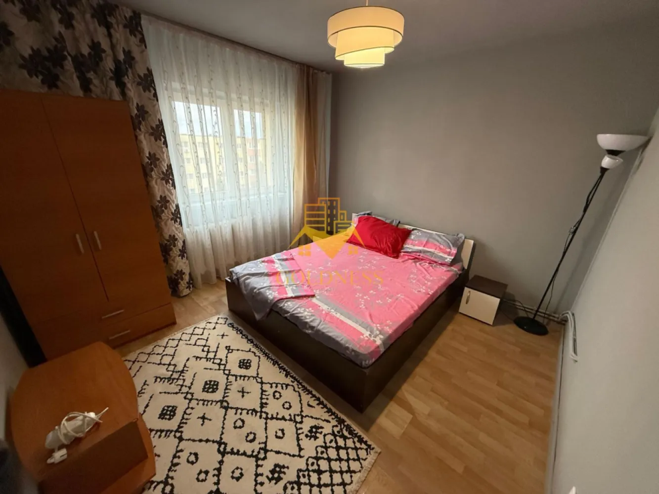 2 camere decomandate, balcon, Zorilor, UMF, BBU, Profi, Carrefour - GOLDNESS Imobiliare vă propune spre închiriere un apartament cu 2 camere complet mobilat și utilat, la etajul 3 într-un imobil de 4 etaje, în Cartierul Zorilor. Se află în apropierea stațiilor de transport în comun, magazine, restaurante, spații verzi, farmacii, etc. Apartamentul este compartimentat astfel: - dormitor cu pat matrimonial, dulap, noptiere - dormitor cu canapea extensibila, dulap, birou - living cu bucatarie open space complet utilată și mobilată, canapea extensibilă, loc de servit masa - baie cu cada, calorifer port prosop și dulap pentru depozitare. - balcon de 5 mp. Imobilul este dotat cu toate cele necesare- centrală proprie, frigider, aragaz, hotă, mașină de spălat haine, etc. Dacă sunteți interesați de acest apartament și doriți să îl vizionați, dar și pentru alte oferte nu ezitați să ne contactați telefonic sau prin e-mail. Vă stăm la dispoziție! Pentru intermediere se percepe un comision de 50% din prețul chiriei! }}