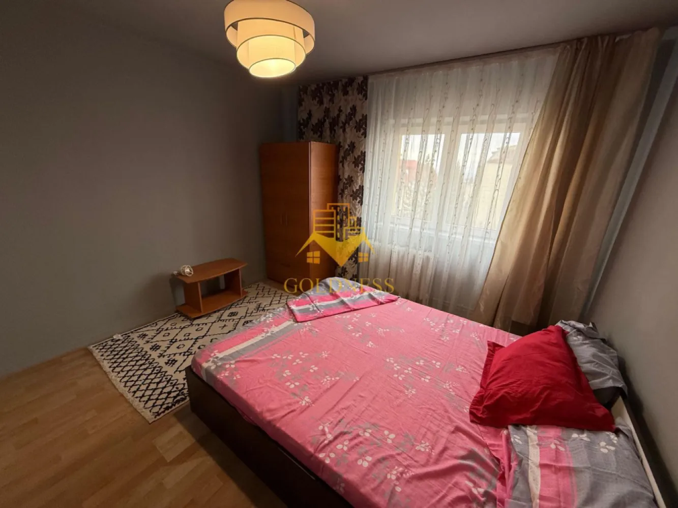 2 camere decomandate, balcon, Zorilor, UMF, BBU, Profi, Carrefour - GOLDNESS Imobiliare vă propune spre închiriere un apartament cu 2 camere complet mobilat și utilat, la etajul 3 într-un imobil de 4 etaje, în Cartierul Zorilor. Se află în apropierea stațiilor de transport în comun, magazine, restaurante, spații verzi, farmacii, etc. Apartamentul este compartimentat astfel: - dormitor cu pat matrimonial, dulap, noptiere - dormitor cu canapea extensibila, dulap, birou - living cu bucatarie open space complet utilată și mobilată, canapea extensibilă, loc de servit masa - baie cu cada, calorifer port prosop și dulap pentru depozitare. - balcon de 5 mp. Imobilul este dotat cu toate cele necesare- centrală proprie, frigider, aragaz, hotă, mașină de spălat haine, etc. Dacă sunteți interesați de acest apartament și doriți să îl vizionați, dar și pentru alte oferte nu ezitați să ne contactați telefonic sau prin e-mail. Vă stăm la dispoziție! Pentru intermediere se percepe un comision de 50% din prețul chiriei! }}
