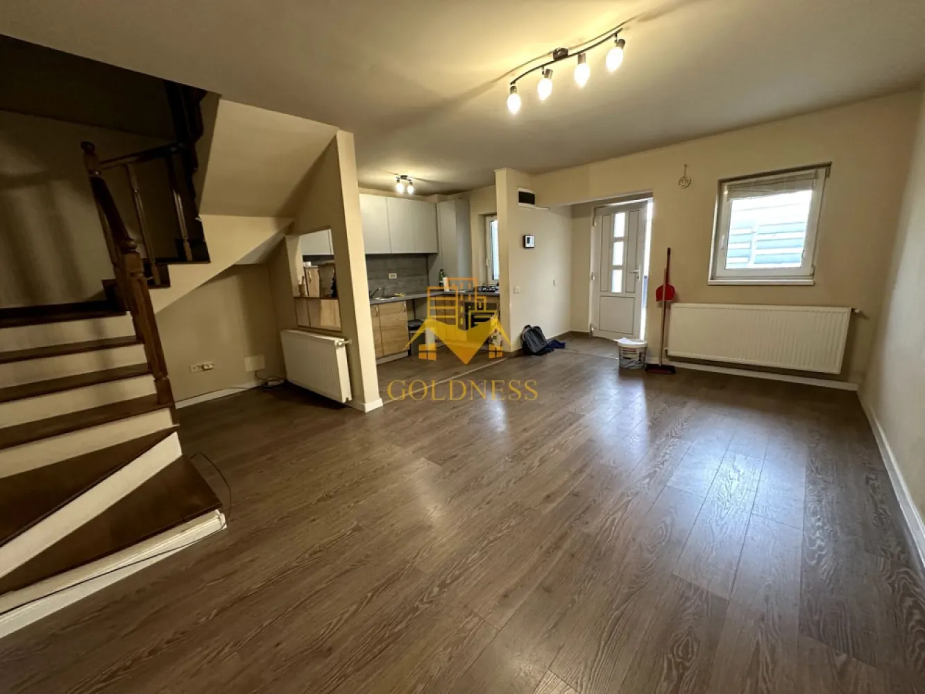 Casa 4 camere individuală, Curte, Parcare,Iris,Oașului, Lidl, REVO Gym - GOLDNESS Imobiliare vă propune spre închiriere o casa individuală cu 4 camere pe 2 nivele(P+1), curte proprie și posibilitatea de a parca în curte (2 locuri). Se află în apropierea stațiilor de transport în comun, magazine, restaurante, spații verzi, farmacii, etc. Casa este compartimentată astfel: Parter: - Bucatarie open space cu livingul - Baie cu cada și mașina de spălat rufe - Dormitor cu pat matrimonial și un dressing Etaj(complet decomandat): -2 dormitoare (unul este cu pat matrimonial și dressing și celălalt nemobilat) -2 debarale -Baie cu cada Imobilul este dotat cu toate cele necesare- centrală proprie, frigider, aragaz, hotă, mașină de spălat haine, etc. Iar el se mai poate mobila la cerere după caz. Dacă sunteți interesați de acest apartament și doriți să îl vizionați, dar și pentru alte oferte nu ezitați să ne contactați telefonic sau prin e-mail. Vă stăm la dispoziție! Pentru intermediere se percepe un comision de 50% din prețul chiriei! }}