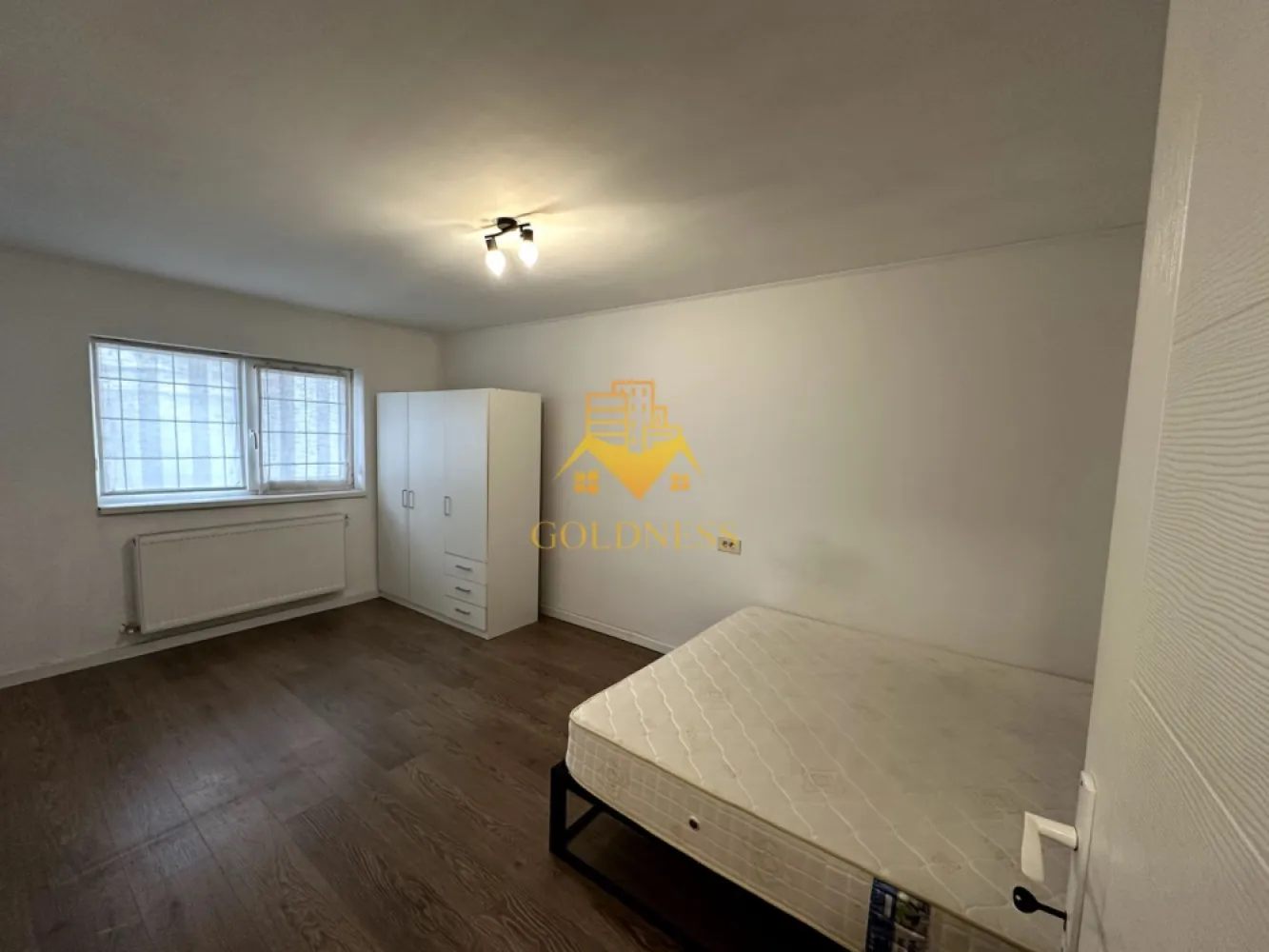 Casa 4 camere individuală, Curte, Parcare,Iris,Oașului, Lidl, REVO Gym - GOLDNESS Imobiliare vă propune spre închiriere o casa individuală cu 4 camere pe 2 nivele(P+1), curte proprie și posibilitatea de a parca în curte (2 locuri). Se află în apropierea stațiilor de transport în comun, magazine, restaurante, spații verzi, farmacii, etc. Casa este compartimentată astfel: Parter: - Bucatarie open space cu livingul - Baie cu cada și mașina de spălat rufe - Dormitor cu pat matrimonial și un dressing Etaj(complet decomandat): -2 dormitoare (unul este cu pat matrimonial și dressing și celălalt nemobilat) -2 debarale -Baie cu cada Imobilul este dotat cu toate cele necesare- centrală proprie, frigider, aragaz, hotă, mașină de spălat haine, etc. Iar el se mai poate mobila la cerere după caz. Dacă sunteți interesați de acest apartament și doriți să îl vizionați, dar și pentru alte oferte nu ezitați să ne contactați telefonic sau prin e-mail. Vă stăm la dispoziție! Pentru intermediere se percepe un comision de 50% din prețul chiriei! }}