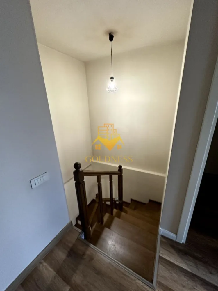 Casa 4 camere individuală, Curte, Parcare,Iris,Oașului, Lidl, REVO Gym - GOLDNESS Imobiliare vă propune spre închiriere o casa individuală cu 4 camere pe 2 nivele(P+1), curte proprie și posibilitatea de a parca în curte (2 locuri). Se află în apropierea stațiilor de transport în comun, magazine, restaurante, spații verzi, farmacii, etc. Casa este compartimentată astfel: Parter: - Bucatarie open space cu livingul - Baie cu cada și mașina de spălat rufe - Dormitor cu pat matrimonial și un dressing Etaj(complet decomandat): -2 dormitoare (unul este cu pat matrimonial și dressing și celălalt nemobilat) -2 debarale -Baie cu cada Imobilul este dotat cu toate cele necesare- centrală proprie, frigider, aragaz, hotă, mașină de spălat haine, etc. Iar el se mai poate mobila la cerere după caz. Dacă sunteți interesați de acest apartament și doriți să îl vizionați, dar și pentru alte oferte nu ezitați să ne contactați telefonic sau prin e-mail. Vă stăm la dispoziție! Pentru intermediere se percepe un comision de 50% din prețul chiriei! }}