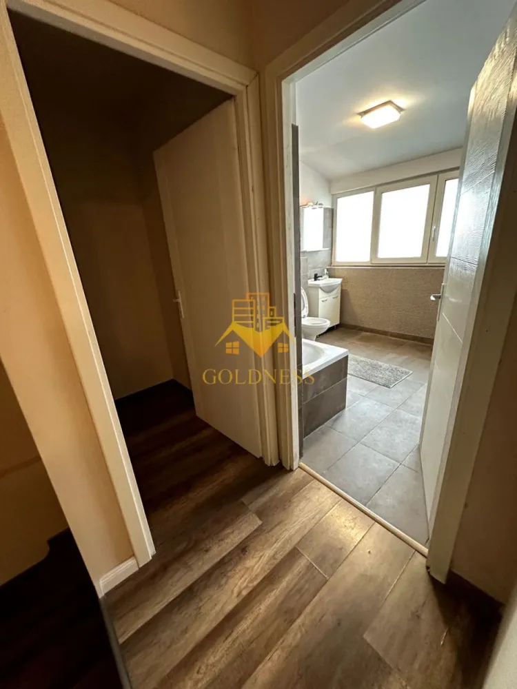 Casa 4 camere individuală, Curte, Parcare,Iris,Oașului, Lidl, REVO Gym - GOLDNESS Imobiliare vă propune spre închiriere o casa individuală cu 4 camere pe 2 nivele(P+1), curte proprie și posibilitatea de a parca în curte (2 locuri). Se află în apropierea stațiilor de transport în comun, magazine, restaurante, spații verzi, farmacii, etc. Casa este compartimentată astfel: Parter: - Bucatarie open space cu livingul - Baie cu cada și mașina de spălat rufe - Dormitor cu pat matrimonial și un dressing Etaj(complet decomandat): -2 dormitoare (unul este cu pat matrimonial și dressing și celălalt nemobilat) -2 debarale -Baie cu cada Imobilul este dotat cu toate cele necesare- centrală proprie, frigider, aragaz, hotă, mașină de spălat haine, etc. Iar el se mai poate mobila la cerere după caz. Dacă sunteți interesați de acest apartament și doriți să îl vizionați, dar și pentru alte oferte nu ezitați să ne contactați telefonic sau prin e-mail. Vă stăm la dispoziție! Pentru intermediere se percepe un comision de 50% din prețul chiriei! }}