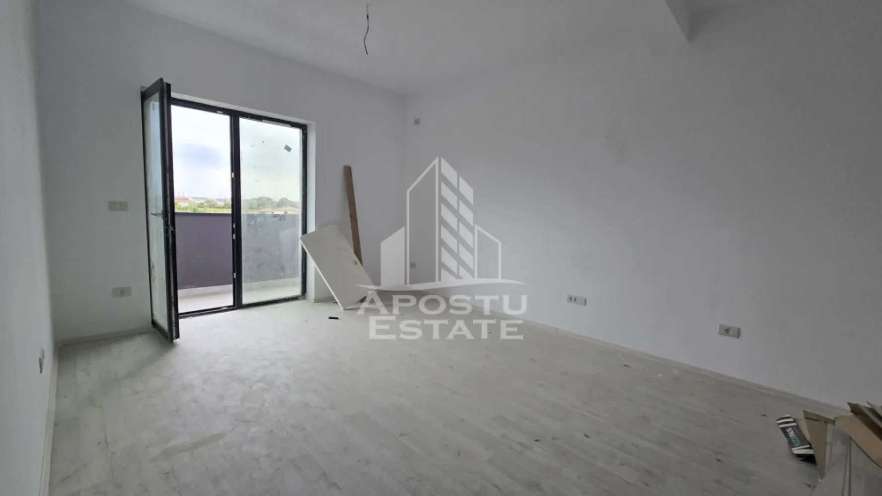 Apartament nou de vanzare, 2 camere, bucatarie inchisa, etaj intermediar, Giroc - Apostu Estate va ofera spre vanzare un apartament nou, cu 2 camere, decomandat, cu bucatarie inchisa, situat la etajul intermediar al unui imobil intabulat in anul 2025, in Timis, Giroc, zona Calea Urseni. Aproximativ 1 km distanta fata de Zone Cafe 2 si Mega Image Calea Urseni Timisoara. Acces facil la centura ocolitoare a orasului. Doar 300 m fata de prima statie a mijloacelor de transport in comun.

Imobil realizat din caramida Porotherm de 30 cm pe exterior, 25 cm zidurile pe interior si 11.5 zidurile de compartimentare la bai.
Izolatie de 10 cm EPS 80.
Acoperis din tigla.

Loc de parcare propriu inscris in cartea funciara.
Patru apartamente pe etaj. 
Regim de inaltime: P + 2 + M. 
Acoperis din tigla. 
Tamplarie PVC, geamuri tripan.

Confortul termic se realizeaza cu ajutorul centralei proprii pe gaz, incalzire in pardoseala.

Etaj intermediar, etajul 2 din 3. Apartamentul dispune de 53 mpu, plus un balcon de aproximativ 5 - 6 mp. 
Compartimentat astfel:
- hol de acces generos
- bucatarie inchisa, 8 mp
- living, 18.5 mp
- dormitor, 14 mp
- baie cu dus, rigola si toaleta suspendata cu rezervor incorporat, 5 mp
- balcon deschis 

Agentia imobiliara Apostu Estate va ofera consultanta bancara gratuita prin intermediul colaboratorilor nostri pentru alegerea celui mai potrivit tip de credit, astfel incat tu sa devi noul proprietar al acestui apartament.

Va asteptam cu drag la o vizionare!