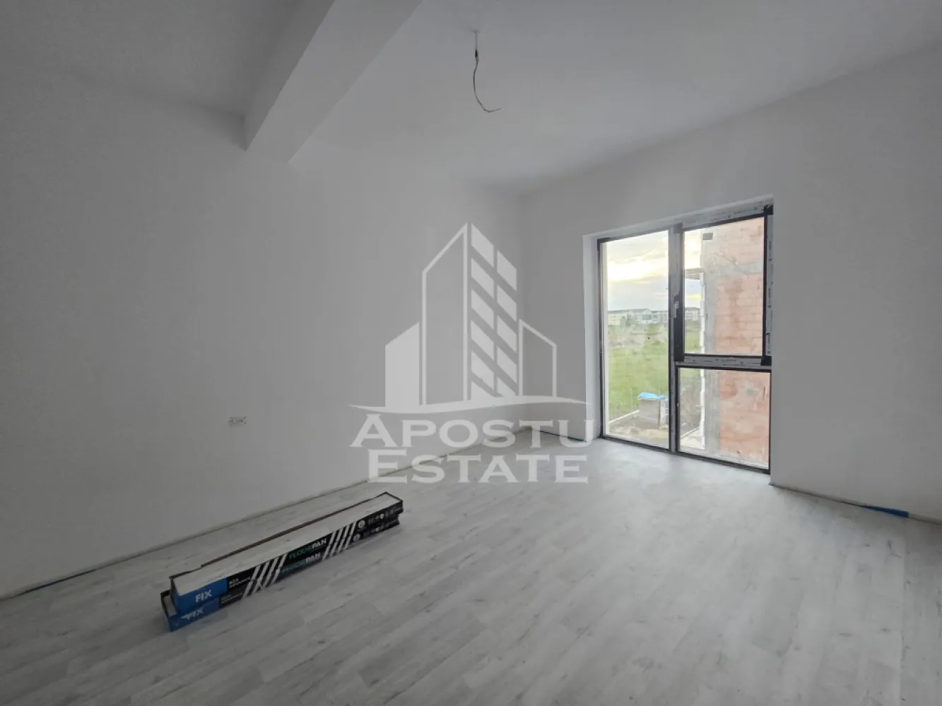 Apartament nou de vanzare, 2 camere, bucatarie inchisa, etaj intermediar, Giroc - Apostu Estate va ofera spre vanzare un apartament nou, cu 2 camere, decomandat, cu bucatarie inchisa, situat la etajul intermediar al unui imobil intabulat in anul 2025, in Timis, Giroc, zona Calea Urseni. Aproximativ 1 km distanta fata de Zone Cafe 2 si Mega Image Calea Urseni Timisoara. Acces facil la centura ocolitoare a orasului. Doar 300 m fata de prima statie a mijloacelor de transport in comun.

Imobil realizat din caramida Porotherm de 30 cm pe exterior, 25 cm zidurile pe interior si 11.5 zidurile de compartimentare la bai.
Izolatie de 10 cm EPS 80.
Acoperis din tigla.

Loc de parcare propriu inscris in cartea funciara.
Patru apartamente pe etaj. 
Regim de inaltime: P + 2 + M. 
Acoperis din tigla. 
Tamplarie PVC, geamuri tripan.

Confortul termic se realizeaza cu ajutorul centralei proprii pe gaz, incalzire in pardoseala.

Etaj intermediar, etajul 2 din 3. Apartamentul dispune de 53 mpu, plus un balcon de aproximativ 5 - 6 mp. 
Compartimentat astfel:
- hol de acces generos
- bucatarie inchisa, 8 mp
- living, 18.5 mp
- dormitor, 14 mp
- baie cu dus, rigola si toaleta suspendata cu rezervor incorporat, 5 mp
- balcon deschis 

Agentia imobiliara Apostu Estate va ofera consultanta bancara gratuita prin intermediul colaboratorilor nostri pentru alegerea celui mai potrivit tip de credit, astfel incat tu sa devi noul proprietar al acestui apartament.

Va asteptam cu drag la o vizionare!