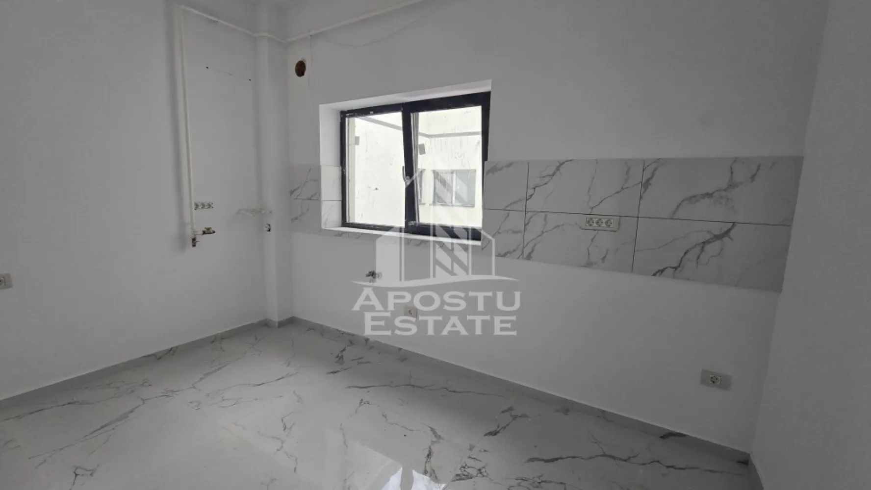 Apartament nou de vanzare, 2 camere, bucatarie inchisa, etaj intermediar, Giroc - Apostu Estate va ofera spre vanzare un apartament nou, cu 2 camere, decomandat, cu bucatarie inchisa, situat la etajul intermediar al unui imobil intabulat in anul 2025, in Timis, Giroc, zona Calea Urseni. Aproximativ 1 km distanta fata de Zone Cafe 2 si Mega Image Calea Urseni Timisoara. Acces facil la centura ocolitoare a orasului. Doar 300 m fata de prima statie a mijloacelor de transport in comun.

Imobil realizat din caramida Porotherm de 30 cm pe exterior, 25 cm zidurile pe interior si 11.5 zidurile de compartimentare la bai.
Izolatie de 10 cm EPS 80.
Acoperis din tigla.

Loc de parcare propriu inscris in cartea funciara.
Patru apartamente pe etaj. 
Regim de inaltime: P + 2 + M. 
Acoperis din tigla. 
Tamplarie PVC, geamuri tripan.

Confortul termic se realizeaza cu ajutorul centralei proprii pe gaz, incalzire in pardoseala.

Etaj intermediar, etajul 2 din 3. Apartamentul dispune de 53 mpu, plus un balcon de aproximativ 5 - 6 mp. 
Compartimentat astfel:
- hol de acces generos
- bucatarie inchisa, 8 mp
- living, 18.5 mp
- dormitor, 14 mp
- baie cu dus, rigola si toaleta suspendata cu rezervor incorporat, 5 mp
- balcon deschis 

Agentia imobiliara Apostu Estate va ofera consultanta bancara gratuita prin intermediul colaboratorilor nostri pentru alegerea celui mai potrivit tip de credit, astfel incat tu sa devi noul proprietar al acestui apartament.

Va asteptam cu drag la o vizionare!