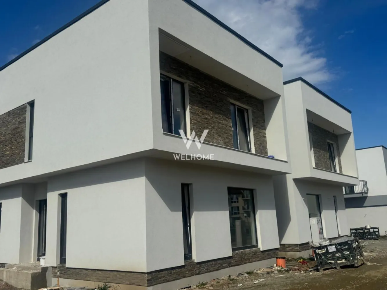 Casa 4 camere, curte generoasă – Șelimbăr, Sibiu - Casă modernă cu 4 camere și curte generoasă – Șelimbăr, Str. Triajului, Intabulata Detalii proprietate: • Suprafață utilă: 100 mp • Suprafață teren: 215 mp • Tip construcție: cuplată prin casa scării – intimitate, dar și eficiență termică • Curte spațioasă, cu acces auto pentru 2 mașini Compartimentare: • Parter: living luminos cu zonă de dining, bucătărie închisă, baie, cămară / spațiu tehnic sub scară • Etaj: 3 dormitoare, baie principală, dressing generos Finisaje și dotări: • Interior – la alb: centrală termică, încălzire în pardoseală pe ambele niveluri, ferestre termopan, ușă de intrare, glet + lavabilă, sape și toate instalațiile termice, electrice și sanitare finalizate • Exterior – la cheie: fațadă finisată, pavaj premium, gard complet, poartă pregătită pentru automatizare, gazon și terasă amenajată Alte avantaje: • Străzi asfaltate și iluminate • Zonă liniștită, aproape de magazine și puncte de interes • Casă în curs de execuție – poți alege unele finisaje în funcție de stadiul lucrării 💰 Preț: 242.000 € (TVA inclus) 🏦 Se acceptă plata cash sau credit ipotecar 📞Vizionare" 0752.088.381- Roxana }}
