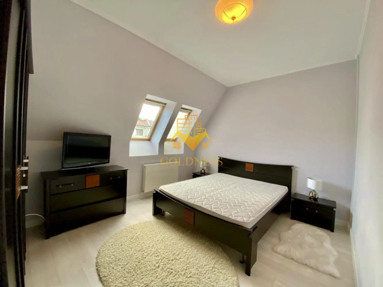 3 camere Parcare, Andrei Mureșanu, Calea Turzii, Constantin Brâncuși - GOLDNESS Imobiliare vă propune spre închiriere un apartament cu 3 camere complet mobilat și utilat, la Mansarda într-un imobil de P+1+M, în Cartierul Andrei Mureșanu. Dispune de loc de parcare în curte. Se află în apropierea stațiilor de transport în comun, magazine, restaurante, spații verzi, farmacii, etc. Apartamentul este compartimentat astfel: - 2 dormitoare cu pat matrimonial, dressing, noptiere - living cu canapea extensibilă - bucătărie open space complet utilată și mobilată, loc de servit masa - baie cu cada, calorifer port prosop și dulap pentru depozitare. Imobilul este dotat cu toate cele necesare- centrală proprie, frigider, aragaz, hotă, mașină de spălat haine, mașina de spălat vase, etc. Dacă sunteți interesați de acest apartament și doriți să îl vizionați, dar și pentru alte oferte nu ezitați să ne contactați telefonic sau prin e-mail. Vă stăm la dispoziție! Pentru intermediere se percepe un comision de 50% din prețul chiriei! }}