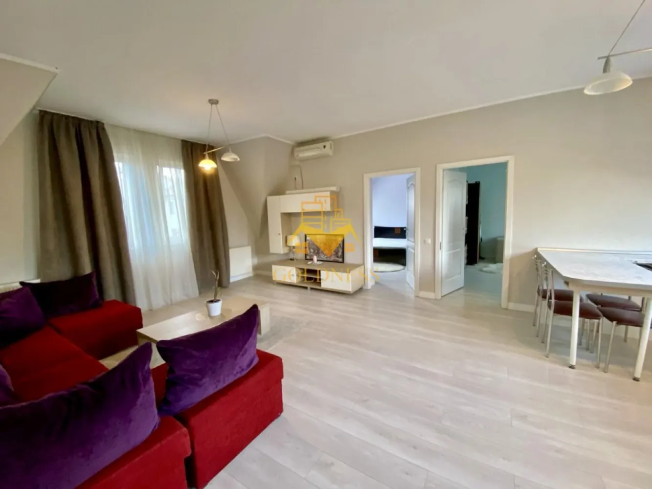 3 camere Parcare, Andrei Mureșanu, Calea Turzii, Constantin Brâncuși - GOLDNESS Imobiliare vă propune spre închiriere un apartament cu 3 camere complet mobilat și utilat, la Mansarda într-un imobil de P+1+M, în Cartierul Andrei Mureșanu. Dispune de loc de parcare în curte. Se află în apropierea stațiilor de transport în comun, magazine, restaurante, spații verzi, farmacii, etc. Apartamentul este compartimentat astfel: - 2 dormitoare cu pat matrimonial, dressing, noptiere - living cu canapea extensibilă - bucătărie open space complet utilată și mobilată, loc de servit masa - baie cu cada, calorifer port prosop și dulap pentru depozitare. Imobilul este dotat cu toate cele necesare- centrală proprie, frigider, aragaz, hotă, mașină de spălat haine, mașina de spălat vase, etc. Dacă sunteți interesați de acest apartament și doriți să îl vizionați, dar și pentru alte oferte nu ezitați să ne contactați telefonic sau prin e-mail. Vă stăm la dispoziție! Pentru intermediere se percepe un comision de 50% din prețul chiriei! }}