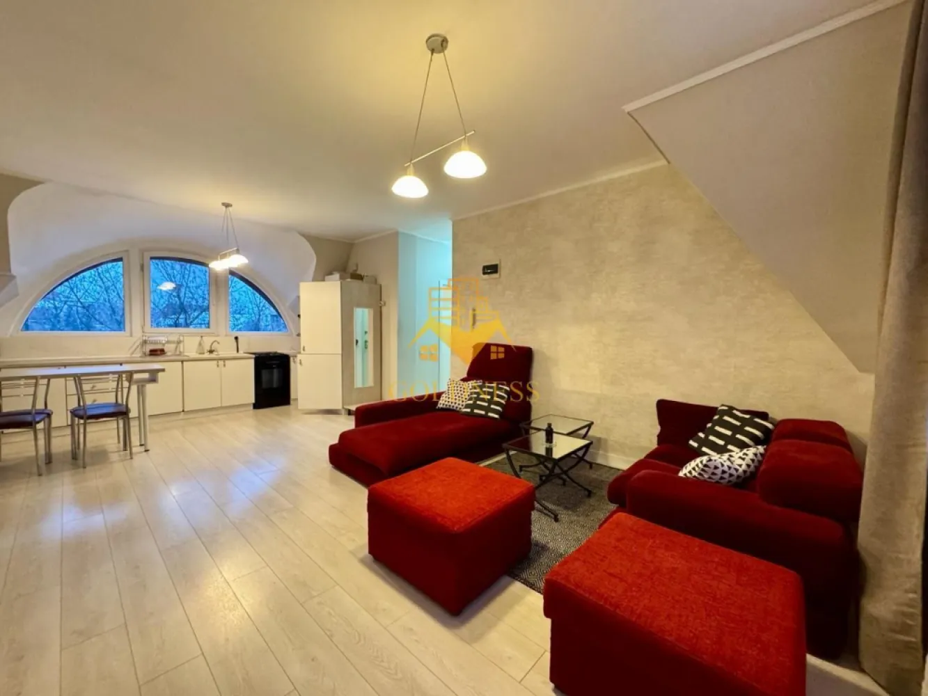 3 camere Parcare, Andrei Mureșanu, Calea Turzii, Constantin Brâncuși - GOLDNESS Imobiliare vă propune spre închiriere un apartament cu 3 camere complet mobilat și utilat, la Mansarda într-un imobil de P+1+M, în Cartierul Andrei Mureșanu. Dispune de loc de parcare în curte. Se află în apropierea stațiilor de transport în comun, magazine, restaurante, spații verzi, farmacii, etc. Apartamentul este compartimentat astfel: - 2 dormitoare cu pat matrimonial, dressing, noptiere - living cu canapea extensibilă - bucătărie open space complet utilată și mobilată, loc de servit masa - baie cu cada, calorifer port prosop și dulap pentru depozitare. Imobilul este dotat cu toate cele necesare- centrală proprie, frigider, aragaz, hotă, mașină de spălat haine, mașina de spălat vase, etc. Dacă sunteți interesați de acest apartament și doriți să îl vizionați, dar și pentru alte oferte nu ezitați să ne contactați telefonic sau prin e-mail. Vă stăm la dispoziție! Pentru intermediere se percepe un comision de 50% din prețul chiriei! }}