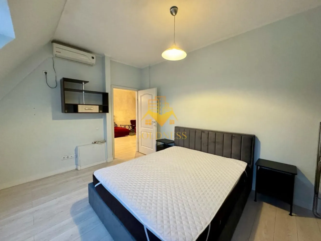 3 camere Parcare, Andrei Mureșanu, Calea Turzii, Constantin Brâncuși - GOLDNESS Imobiliare vă propune spre închiriere un apartament cu 3 camere complet mobilat și utilat, la Mansarda într-un imobil de P+1+M, în Cartierul Andrei Mureșanu. Dispune de loc de parcare în curte. Se află în apropierea stațiilor de transport în comun, magazine, restaurante, spații verzi, farmacii, etc. Apartamentul este compartimentat astfel: - 2 dormitoare cu pat matrimonial, dressing, noptiere - living cu canapea extensibilă - bucătărie open space complet utilată și mobilată, loc de servit masa - baie cu cada, calorifer port prosop și dulap pentru depozitare. Imobilul este dotat cu toate cele necesare- centrală proprie, frigider, aragaz, hotă, mașină de spălat haine, mașina de spălat vase, etc. Dacă sunteți interesați de acest apartament și doriți să îl vizionați, dar și pentru alte oferte nu ezitați să ne contactați telefonic sau prin e-mail. Vă stăm la dispoziție! Pentru intermediere se percepe un comision de 50% din prețul chiriei! }}