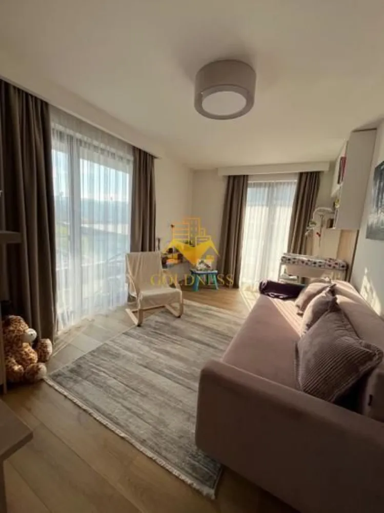 3 camere LUX, Cartierul Zorilor, Lidl, Frunzișului, Golden Tulip - GOLDNESS Imobiliare vă propune spre închiriere un apartament cu 3 camere complet mobilat și utilat, la etajul 3 într-un imobil de 10 etaje, în Cartierul Zorilor Dispune de loc de parcare subterana și boxa. Se află în apropierea stațiilor de transport în comun, magazine, restaurante, spații verzi, farmacii, etc. Apartamentul este compartimentat astfel: - 2 dormitoare cu pat matrimonial și canapea extensibila, dressing, noptiere - living cu bucatarie open space complet utilată și mobilată, canapea extensibilă, loc de servit masa - 2 bai cu dus walkin și cada, calorifer port prosop și dulap pentru depozitare. - terasa de 30 mp. Imobilul este dotat cu toate cele necesare- încălzire în pardoseala, frigider, aragaz, hotă, mașină de spălat haine, mașina spălat vase etc. Dacă sunteți interesați de acest apartament și doriți să îl vizionați, dar și pentru alte oferte nu ezitați să ne contactați telefonic sau prin e-mail. Vă stăm la dispoziție! Pentru intermediere se percepe un comision de 50% din prețul chiriei! }}
