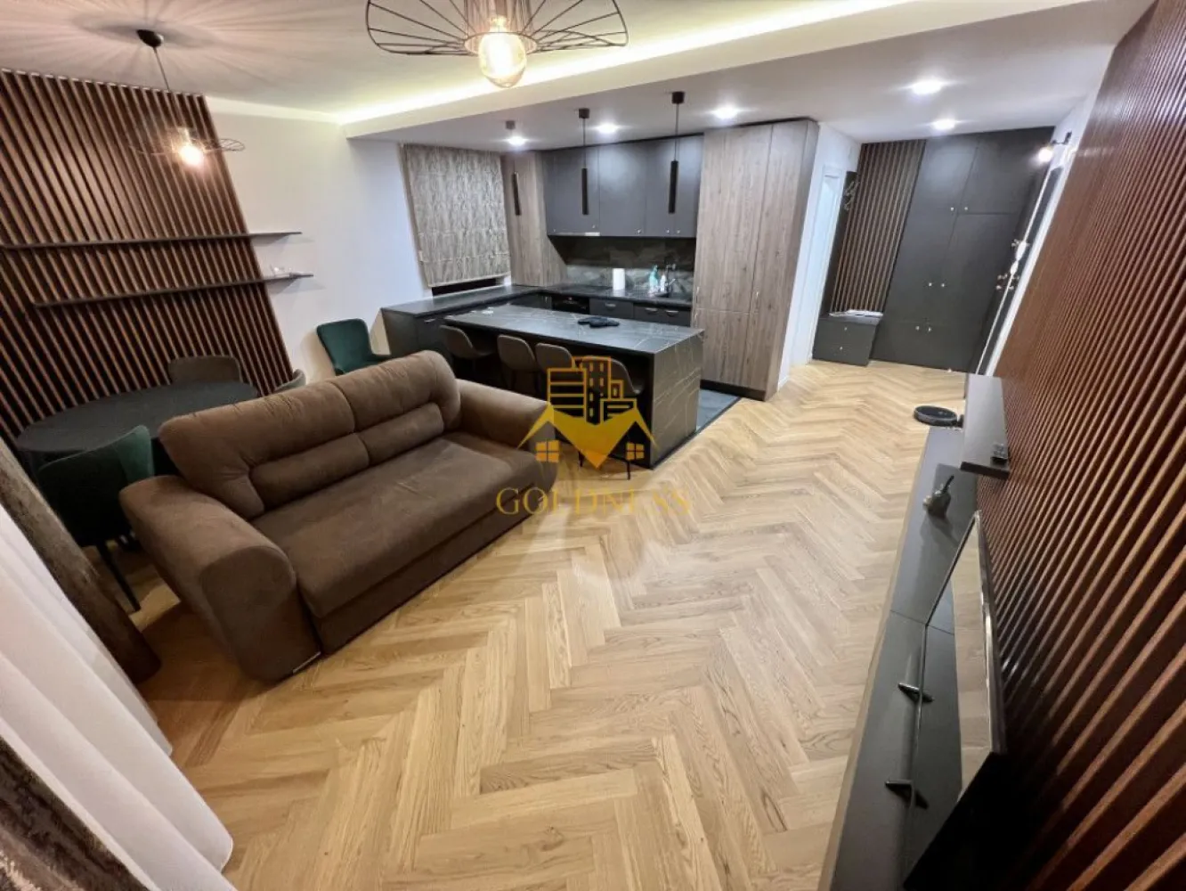 2 camere, lux, parcare,Ac, Bloc nou, cartierul Europa complex Luminia - GOLDNESS Imobiliare vă propune spre închiriere un apartament cu 2 camere, complet mobilat și utilat, la parter într-un imobil de 7 etaje , pe strada Eugen Ionesco , în cartierul Europa Apartamentul este compartimentat astfel: dormitor cu pat matrimonial, dressing spațios, noptiere, birou Living cu bucatarie open space, canapea extensibilă, loc de servit masa baie cu cabina și dulap pentru depozitare Balcon de 8 mp. Imobilul este dotat cu toate cele necesare - centrală proprie, mașină de spălat haine, masina de spalat vase, frigider, plită electrică,hotă, aer condiționat. Se află în apropierea stațiilor de transport în comun, magazine, spații verzi, farmacii, etc. Dispune de loc de parcare subterană ! Dacă sunteți interesați de acest apartament și doriți să îl vizionați, dar și pentru alte oferte sau detalii nu ezitați să ne contactați telefonic sau prin e-mail. Vă stăm la dispoziție! Pentru intermediere se percepe un comision de 50% din prețul chiriei! }}