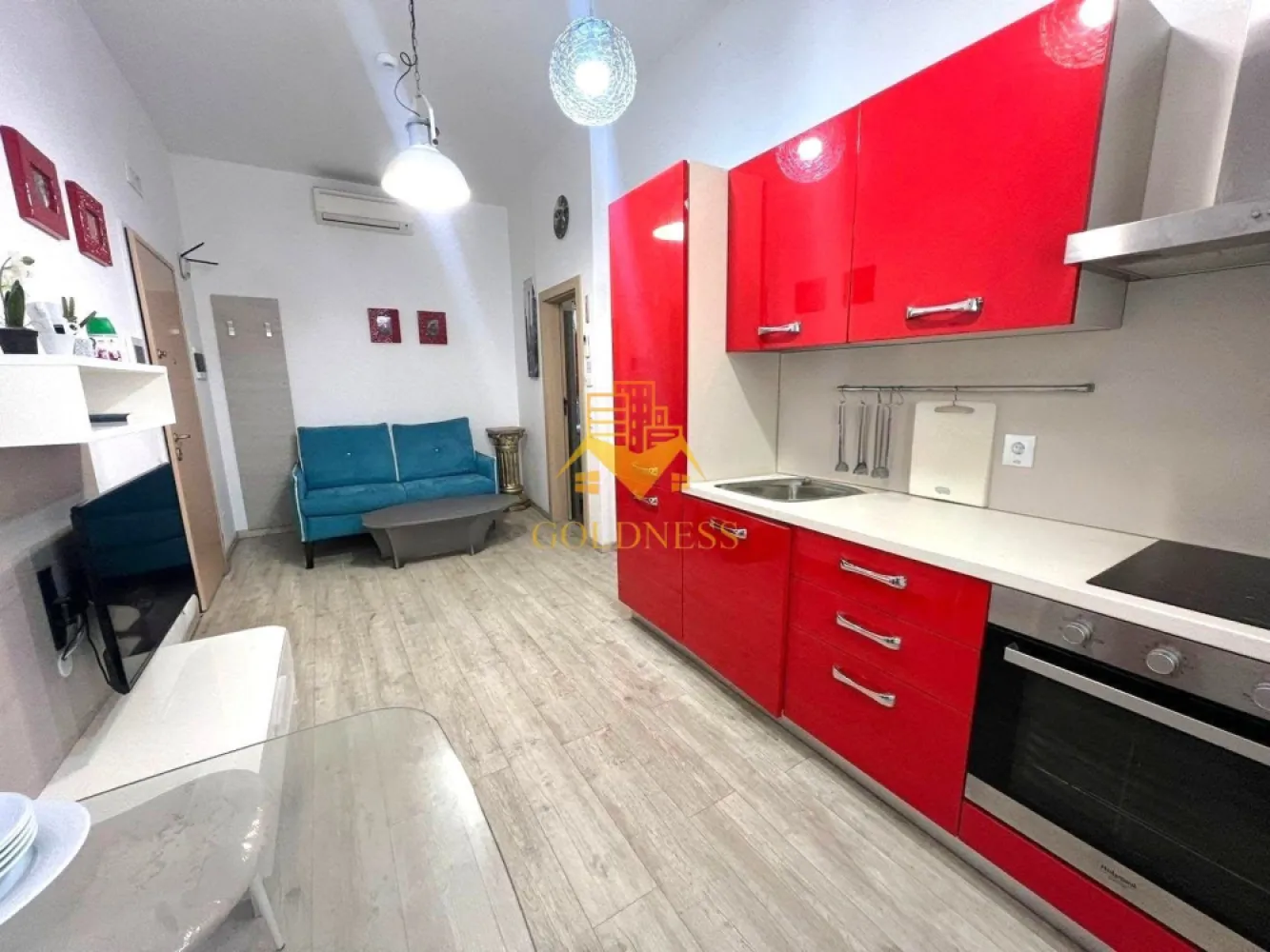 2 camere, parcare, AC, Centru, Piata Muzeului, MEMO, Piata Unirii - GOLDNESS Imobiliare vă propune spre închiriere un apartament cu 2 camere open-space complet mobilat și utilat, la pater într-un imobil de 3 etaje, cu lift, în zona ultracentrala, la 15 min de UMF, 5 minute de Piata Unirii, strada Paul Chinezu. GARANȚIE: se percep 2 garanții, cu posibilitatea plății eșalonat în 2/3 luni. Loc de parcare privat in curtea interioara cu 50euro pe luna. Apartamentul este compartimentat astfel: - dormitor cu pat matrimonial, dressing, noptiere, birou. - living cu bucatarie open-space complet utilată si mobilata, canapea extensibla, loc de servit masa - baie cu dus walk-in, calorifer port prosop inox și dulap pentru depozitare. Imobilul este dotat cu toate cele necesare- termoficare, mașină de spălat haine, frigider, plită electrică, hotă, TV, AC, etc. Se află în apropierea stațiilor de transport în comun, magazine, restaurante, spații verzi, farmacii, etc. Dacă sunteți interesați de acest apartament și doriți să îl vizionați, dar și pentru alte oferte sau detalii nu ezitați să ne contactați telefonic sau prin e-mail - goldnessimobiliare@gmail.com. Vă stăm la dispoziție! Pentru intermediere se percepe un comision de 50% din prețul chiriei! }}