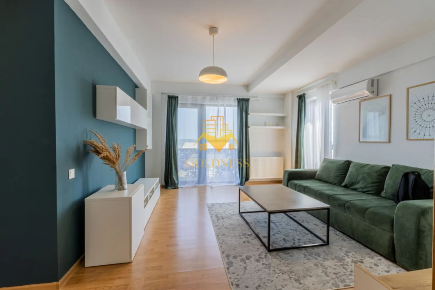 2 camere, modern, bloc nou, garaj, Europa Zona Calea Turzii, Toyota - GOLDNESS Imobiliare vă propune spre închiriere un apartament cu 2 camere complet mobilat și utilat, la etajul 4 într-un imobil de 8 etaje, în Cartierul Europa. Se poate inchiria parcare subterana contra cost cu 50 euro! Se află în apropierea stațiilor de transport în comun, magazine, restaurante, spații verzi, farmacii, etc. Apartamentul este compartimentat astfel: - dormitor cu pat matrimonial, dressing, noptiere - living cu canapea extensibila, spatiu pentru depozitare, masuta pentru cafea, TV - bucatarie complet mobilata, utilata, loc de luat masa - baie cu cada, calorifer port prosop și dulap pentru depozitare. - terasa de 10 mp. Imobilul este dotat cu toate cele necesare- centrală proprie, frigider, aragaz, hotă, mașină de spălat haine, etc. Dacă sunteți interesați de acest apartament și doriți să îl vizionați, dar și pentru alte oferte nu ezitați să ne contactați telefonic sau prin e-mail. Vă stăm la dispoziție! Pentru intermediere se percepe un comision de 50% din prețul chiriei! }}