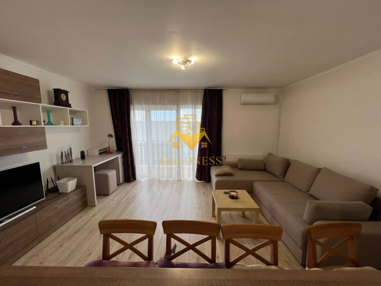 3 Camere, 2 Parcari, Pet Friendly, Cartier Zorilor, M.Eliade, UMF - GOLDNESS Imobiliare vă propune spre închiriere un apartament cu 3 camere semidecomandate complet mobilat și utilat, la etajul 3 într-un imobil de 4 etaje, în Cartierul Zorilor, Zona Clinica Ro-Neuro. Dispune de 2 locuri de parcare - unul subteran si unul extrateran! Se află în apropierea stațiilor de transport în comun, magazine, restaurante, spații verzi, farmacii, etc. Se accepta animale de talie mica! Apartamentul este compartimentat astfel: - dormitor cu pat matrimonial, dressing, noptiere, baie proprie cu vana - dormitor cu o canapea extensibila si spatii de depozitare - living cu bucatarie open space complet utilată și mobilată, canapea extensibilă, loc de servit masa -1 baie cu cabina de dus, calorifer port prosop și dulap pentru depozitare. - 2 balcoane de 10 mp. Imobilul este dotat cu toate cele necesare- centrală proprie, frigider, aragaz, hotă, mașină de spălat haine, masina de spalat vase, aer conditionat, etc. Dacă sunteți interesați de acest apartament și doriți să îl vizionați, dar și pentru alte oferte nu ezitați să ne contactați telefonic sau prin e-mail. Vă stăm la dispoziție! Pentru intermediere se percepe un comision de 50% din prețul chiriei! }}
