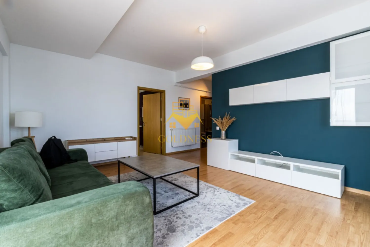 2 camere, modern, bloc nou, garaj, Europa Zona Calea Turzii, Toyota - GOLDNESS Imobiliare vă propune spre închiriere un apartament cu 2 camere complet mobilat și utilat, la etajul 4 într-un imobil de 8 etaje, în Cartierul Europa. Se poate inchiria parcare subterana contra cost cu 50 euro! Se află în apropierea stațiilor de transport în comun, magazine, restaurante, spații verzi, farmacii, etc. Apartamentul este compartimentat astfel: - dormitor cu pat matrimonial, dressing, noptiere - living cu canapea extensibila, spatiu pentru depozitare, masuta pentru cafea, TV - bucatarie complet mobilata, utilata, loc de luat masa - baie cu cada, calorifer port prosop și dulap pentru depozitare. - terasa de 10 mp. Imobilul este dotat cu toate cele necesare- centrală proprie, frigider, aragaz, hotă, mașină de spălat haine, etc. Dacă sunteți interesați de acest apartament și doriți să îl vizionați, dar și pentru alte oferte nu ezitați să ne contactați telefonic sau prin e-mail. Vă stăm la dispoziție! Pentru intermediere se percepe un comision de 50% din prețul chiriei! }}