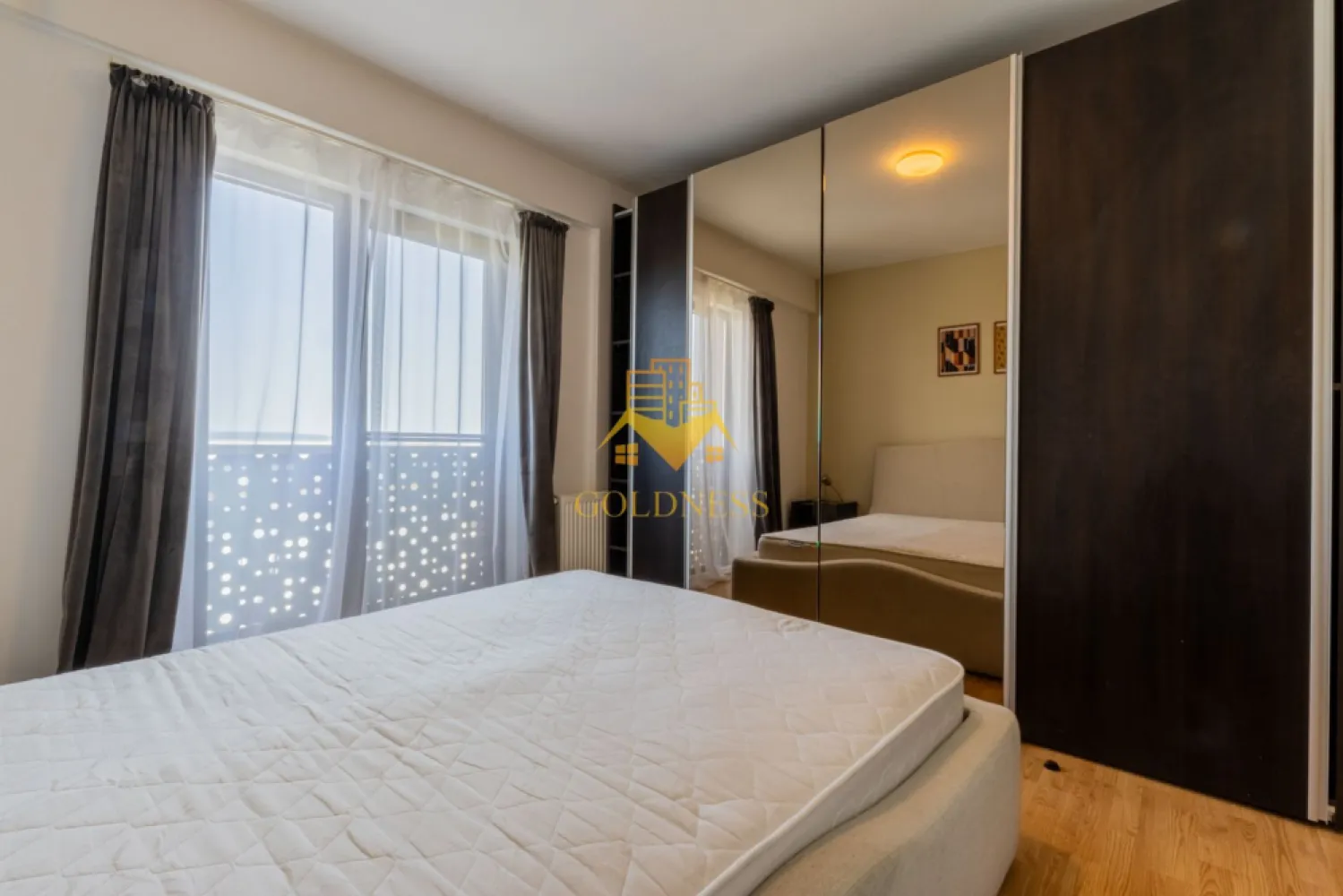 2 camere, modern, bloc nou, garaj, Europa Zona Calea Turzii, Toyota - GOLDNESS Imobiliare vă propune spre închiriere un apartament cu 2 camere complet mobilat și utilat, la etajul 4 într-un imobil de 8 etaje, în Cartierul Europa. Se poate inchiria parcare subterana contra cost cu 50 euro! Se află în apropierea stațiilor de transport în comun, magazine, restaurante, spații verzi, farmacii, etc. Apartamentul este compartimentat astfel: - dormitor cu pat matrimonial, dressing, noptiere - living cu canapea extensibila, spatiu pentru depozitare, masuta pentru cafea, TV - bucatarie complet mobilata, utilata, loc de luat masa - baie cu cada, calorifer port prosop și dulap pentru depozitare. - terasa de 10 mp. Imobilul este dotat cu toate cele necesare- centrală proprie, frigider, aragaz, hotă, mașină de spălat haine, etc. Dacă sunteți interesați de acest apartament și doriți să îl vizionați, dar și pentru alte oferte nu ezitați să ne contactați telefonic sau prin e-mail. Vă stăm la dispoziție! Pentru intermediere se percepe un comision de 50% din prețul chiriei! }}