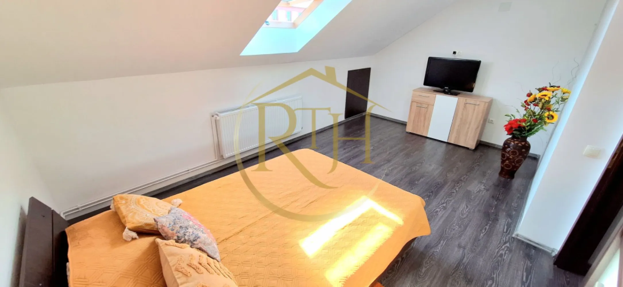 Apartament cu 2 camere, centrala proprie, aproape de Nokia, Iosefin - Acest apartament cu 2 camere, situat la etajul 1 al unei vile din zona Iosefin, pe strada Pop de Băsești, este o alegere ideală pentru cei care își doresc confort, intimitate și costuri de întreținere reduse. Situat foarte aproape de Nokia, Piata Iosefin, Gara de Nord, mijloace de transport in comun si acces rapid catre centrul orasului . Apartamentul are intrare separată și contorizare individuală, oferă un spațiu bine compartimentat, cu un dormitor primitor, un living open space integrat armonios cu bucătăria, un birou spatios si multe spatii de depozitare. Holul facilitează accesul către baie, dotată cu cabină de duș modernă.
Complet mobilat și utilat, apartamentul dispune de toate electrocasnicele necesare pentru un trai confortabil: mașină de spălat, frigider, aragaz, hotă, două televizoare și aer condiționat. Livingul este amenajat cu o canapea extensibilă, oferind un plus de funcționalitate, iar încălzirea este asigurată de o centrală proprie pe gaz, ceea ce permite un control eficient al consumului și cheltuieli minime de întreținere.
Apartamentul se închiriază complet echipat, incluzând veselă, lenjerii de pat și prosoape, toate fiind curate și igienizate. Este ideal pentru un cuplu, două fete, doi băieți sau o familie de maximum trei persoane. ne dormi chiriași serioși, cu loc de muncă stabil, care să respecte spațiul și să mențină curățenia. Nu se accepta animale de companie . 
Această proprietate este disponibilă exclusiv prin RealTimHouse.ro - Un pas spre un loc doar al tau ! 
Pentru cei interesați, vizionarea online este disponibilă la linkul: https://youtu.be/eGbRMNg9YLg?is=FKeGi2skQ8D5IlCh
Prețul chiriei este de 370 euro lunar, fix, la care se adaugă o garanție de 370 euro și comisionul agenției.