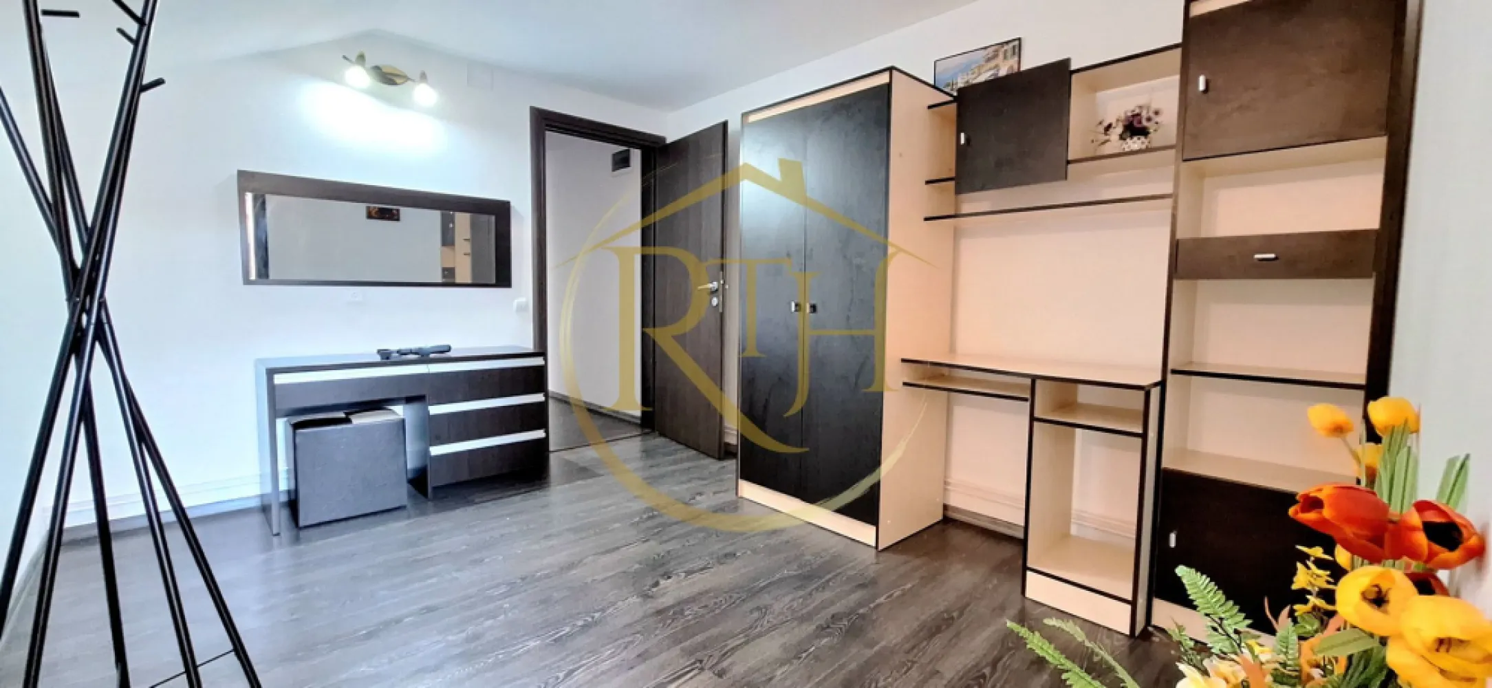 Apartament cu 2 camere, centrala proprie, aproape de Nokia, Iosefin - Acest apartament cu 2 camere, situat la etajul 1 al unei vile din zona Iosefin, pe strada Pop de Băsești, este o alegere ideală pentru cei care își doresc confort, intimitate și costuri de întreținere reduse. Situat foarte aproape de Nokia, Piata Iosefin, Gara de Nord, mijloace de transport in comun si acces rapid catre centrul orasului . Apartamentul are intrare separată și contorizare individuală, oferă un spațiu bine compartimentat, cu un dormitor primitor, un living open space integrat armonios cu bucătăria, un birou spatios si multe spatii de depozitare. Holul facilitează accesul către baie, dotată cu cabină de duș modernă.
Complet mobilat și utilat, apartamentul dispune de toate electrocasnicele necesare pentru un trai confortabil: mașină de spălat, frigider, aragaz, hotă, două televizoare și aer condiționat. Livingul este amenajat cu o canapea extensibilă, oferind un plus de funcționalitate, iar încălzirea este asigurată de o centrală proprie pe gaz, ceea ce permite un control eficient al consumului și cheltuieli minime de întreținere.
Apartamentul se închiriază complet echipat, incluzând veselă, lenjerii de pat și prosoape, toate fiind curate și igienizate. Este ideal pentru un cuplu, două fete, doi băieți sau o familie de maximum trei persoane. ne dormi chiriași serioși, cu loc de muncă stabil, care să respecte spațiul și să mențină curățenia. Nu se accepta animale de companie . 
Această proprietate este disponibilă exclusiv prin RealTimHouse.ro - Un pas spre un loc doar al tau ! 
Pentru cei interesați, vizionarea online este disponibilă la linkul: https://youtu.be/eGbRMNg9YLg?is=FKeGi2skQ8D5IlCh
Prețul chiriei este de 370 euro lunar, fix, la care se adaugă o garanție de 370 euro și comisionul agenției.