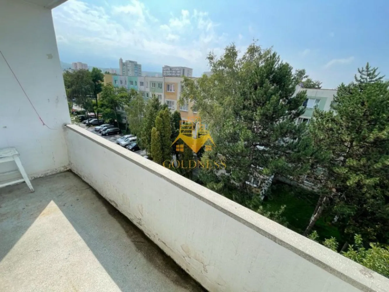 4 camere decomandate, Manastur, Piata Flora, Calvaria, Penny, OMV - GOLDNESS Imobiliare vă propune spre vanzare un apartament cu 4 camere decomandate mobilat si utilat, la etajul 4 într-un imobil de 4, pe Strada - Aleea Padin, în Cartierul Manastur. Apartamentul are o suprafata utila de 80,13 mp. Apartamentul este compartimentat astfel: - 4 dormitoare -2 bai - bucătăria mobilata si utilată -2 debarale -2 holuri -balcon deschis de 5.83mp (logie) - boxa subsol Imobilul este dotat cu toate cele necesare - centrală proprie, mașină de spălat haine, frigider, aragaz, hota. Apartamentul necesita renovare! Dispune de geamuri de termopan in 2 camere, restul fiind din lemn. Se află în apropierea stațiilor de transport în comun, magazine, spații verzi, farmacii, etc. Dacă sunteți interesați de acest apartament și doriți să îl vizionați, dar și pentru alte oferte sau detalii nu ezitați să ne contactați telefonic sau prin e-mail. Vă stăm la dispoziție! Pentru intermediere se percepe un comision de 2% din prețul vanzarii! }}