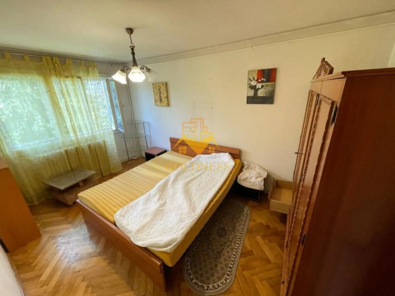 4 camere decomandate, Manastur, Piata Flora, Calvaria, Penny, OMV - GOLDNESS Imobiliare vă propune spre vanzare un apartament cu 4 camere decomandate mobilat si utilat, la etajul 4 într-un imobil de 4, pe Strada - Aleea Padin, în Cartierul Manastur. Apartamentul are o suprafata utila de 80,13 mp. Apartamentul este compartimentat astfel: - 4 dormitoare -2 bai - bucătăria mobilata si utilată -2 debarale -2 holuri -balcon deschis de 5.83mp (logie) - boxa subsol Imobilul este dotat cu toate cele necesare - centrală proprie, mașină de spălat haine, frigider, aragaz, hota. Apartamentul necesita renovare! Dispune de geamuri de termopan in 2 camere, restul fiind din lemn. Se află în apropierea stațiilor de transport în comun, magazine, spații verzi, farmacii, etc. Dacă sunteți interesați de acest apartament și doriți să îl vizionați, dar și pentru alte oferte sau detalii nu ezitați să ne contactați telefonic sau prin e-mail. Vă stăm la dispoziție! Pentru intermediere se percepe un comision de 2% din prețul vanzarii! }}