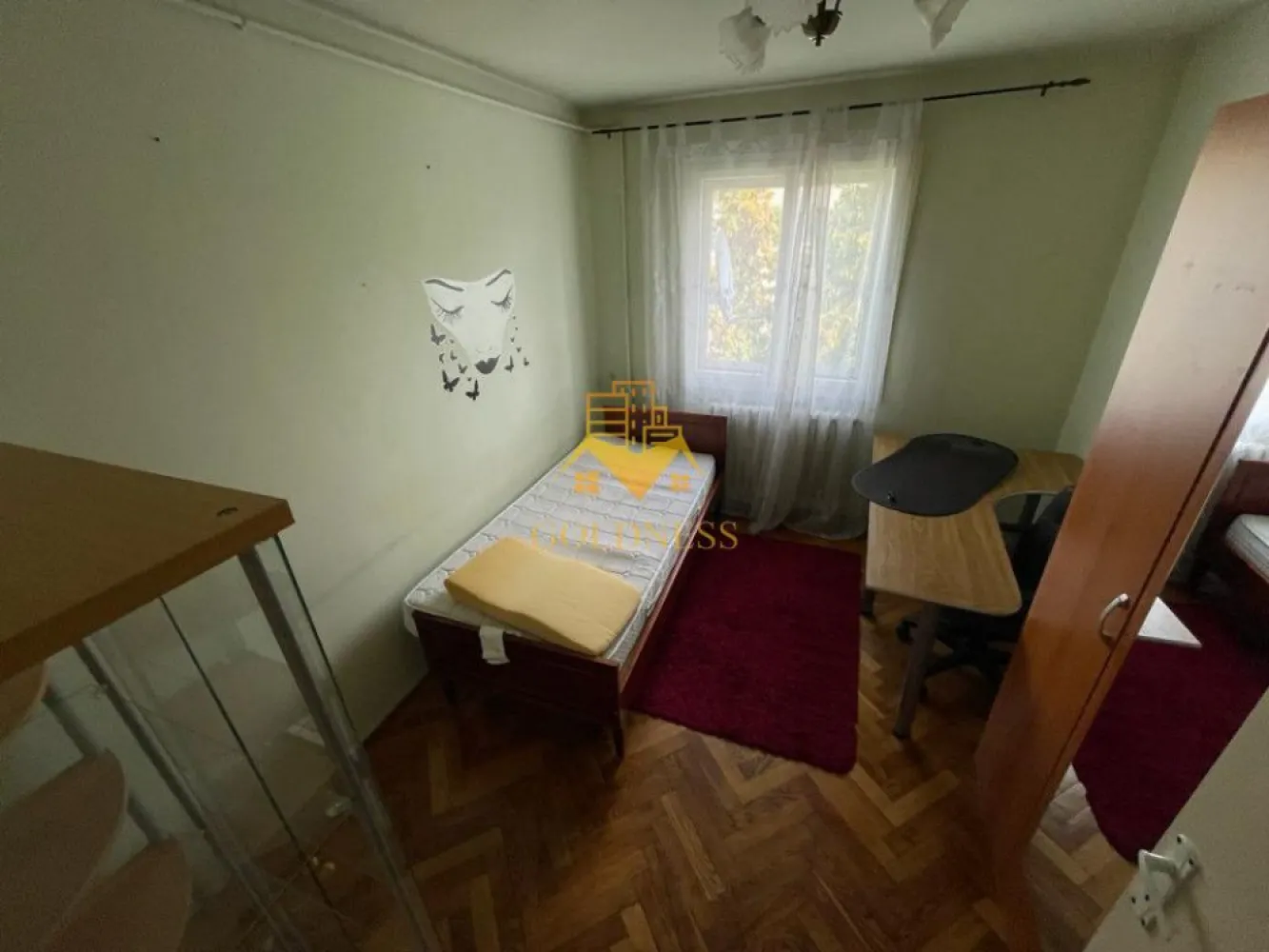 4 camere decomandate, Manastur, Piata Flora, Calvaria, Penny, OMV - GOLDNESS Imobiliare vă propune spre vanzare un apartament cu 4 camere decomandate mobilat si utilat, la etajul 4 într-un imobil de 4, pe Strada - Aleea Padin, în Cartierul Manastur. Apartamentul are o suprafata utila de 80,13 mp. Apartamentul este compartimentat astfel: - 4 dormitoare -2 bai - bucătăria mobilata si utilată -2 debarale -2 holuri -balcon deschis de 5.83mp (logie) - boxa subsol Imobilul este dotat cu toate cele necesare - centrală proprie, mașină de spălat haine, frigider, aragaz, hota. Apartamentul necesita renovare! Dispune de geamuri de termopan in 2 camere, restul fiind din lemn. Se află în apropierea stațiilor de transport în comun, magazine, spații verzi, farmacii, etc. Dacă sunteți interesați de acest apartament și doriți să îl vizionați, dar și pentru alte oferte sau detalii nu ezitați să ne contactați telefonic sau prin e-mail. Vă stăm la dispoziție! Pentru intermediere se percepe un comision de 2% din prețul vanzarii! }}