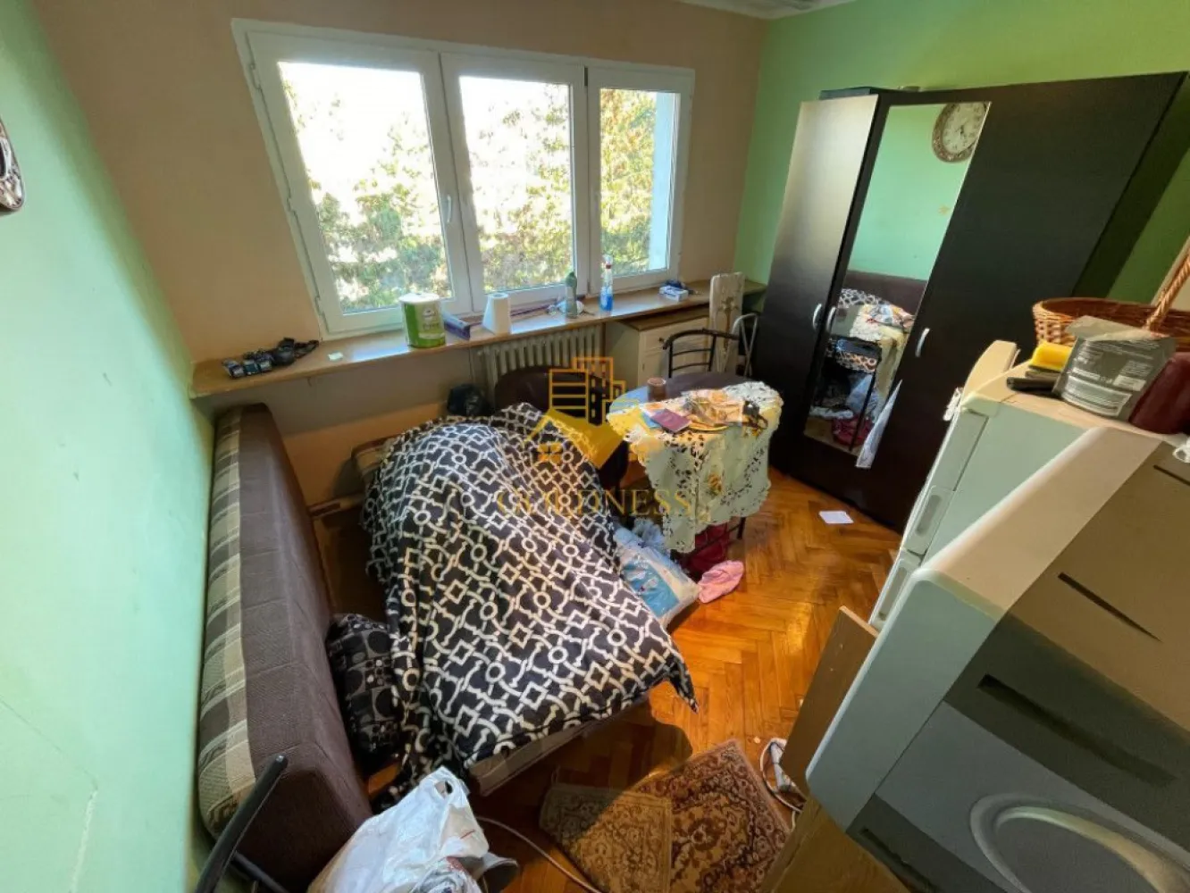 4 camere decomandate, Manastur, Piata Flora, Calvaria, Penny, OMV - GOLDNESS Imobiliare vă propune spre vanzare un apartament cu 4 camere decomandate mobilat si utilat, la etajul 4 într-un imobil de 4, pe Strada - Aleea Padin, în Cartierul Manastur. Apartamentul are o suprafata utila de 80,13 mp. Apartamentul este compartimentat astfel: - 4 dormitoare -2 bai - bucătăria mobilata si utilată -2 debarale -2 holuri -balcon deschis de 5.83mp (logie) - boxa subsol Imobilul este dotat cu toate cele necesare - centrală proprie, mașină de spălat haine, frigider, aragaz, hota. Apartamentul necesita renovare! Dispune de geamuri de termopan in 2 camere, restul fiind din lemn. Se află în apropierea stațiilor de transport în comun, magazine, spații verzi, farmacii, etc. Dacă sunteți interesați de acest apartament și doriți să îl vizionați, dar și pentru alte oferte sau detalii nu ezitați să ne contactați telefonic sau prin e-mail. Vă stăm la dispoziție! Pentru intermediere se percepe un comision de 2% din prețul vanzarii! }}