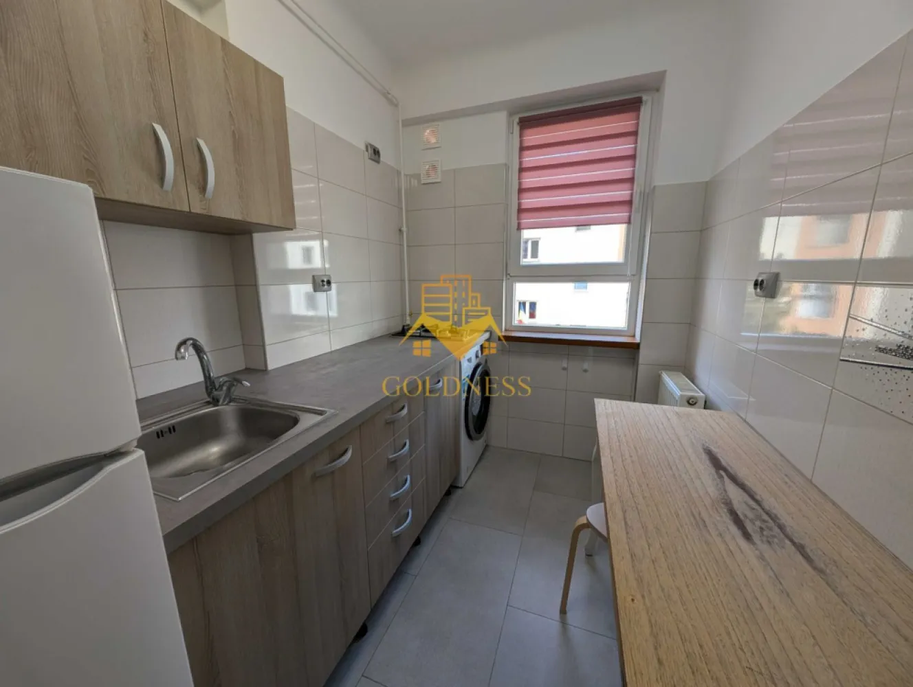 2 camere, UltraCentral, Nicolae Titulescu, Constantin Papilian - GOLDNESS Imobiliare vă propune spre închiriere un apartament cu 2 camere complet mobilat și utilat, la etajul 1 într-un imobil de 3 etaje, în Centrul Clujului. Dispune de loc de parcare în curte cu cartela de acces. Se află în apropierea stațiilor de transport în comun, magazine, restaurante, spații verzi, farmacii, etc. Apartamentul este compartimentat astfel: - dormitor cu pat matrimonial, dressing, noptiere - living, bucatarie complet utilată și mobilată, canapea extensibilă, loc de servit masa - baie cu cada, calorifer port prosop și dulap pentru depozitare. Imobilul este dotat cu toate cele necesare- centrală proprie, frigider, aragaz, hotă, mașină de spălat haine, etc. Dacă sunteți interesați de acest apartament și doriți să îl vizionați, dar și pentru alte oferte nu ezitați să ne contactați telefonic sau prin e-mail. Vă stăm la dispoziție! Pentru intermediere se percepe un comision de 50% din prețul chiriei! }}