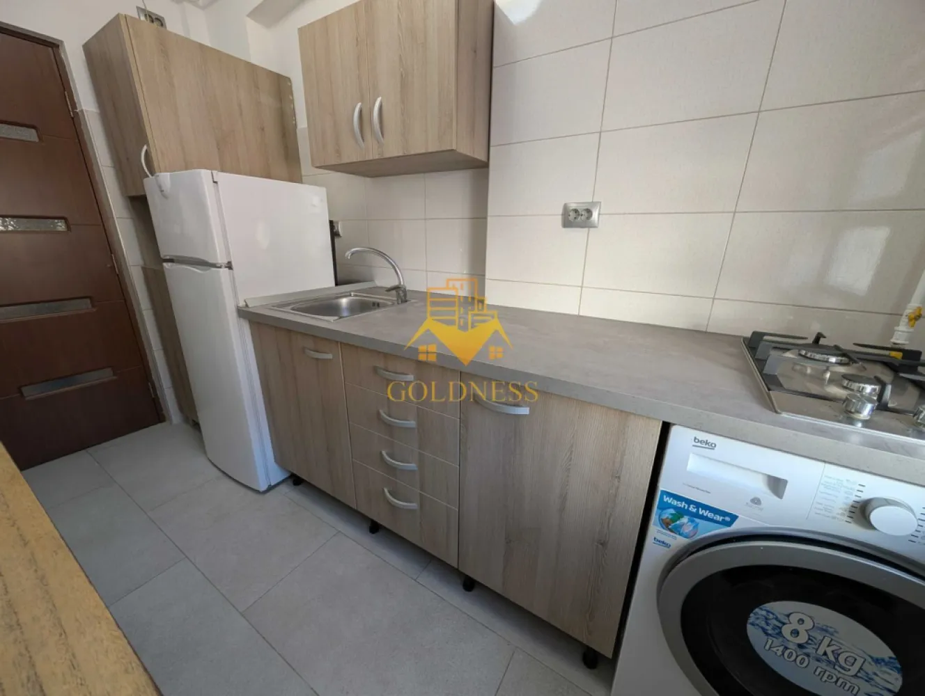 2 camere, UltraCentral, Nicolae Titulescu, Constantin Papilian - GOLDNESS Imobiliare vă propune spre închiriere un apartament cu 2 camere complet mobilat și utilat, la etajul 1 într-un imobil de 3 etaje, în Centrul Clujului. Dispune de loc de parcare în curte cu cartela de acces. Se află în apropierea stațiilor de transport în comun, magazine, restaurante, spații verzi, farmacii, etc. Apartamentul este compartimentat astfel: - dormitor cu pat matrimonial, dressing, noptiere - living, bucatarie complet utilată și mobilată, canapea extensibilă, loc de servit masa - baie cu cada, calorifer port prosop și dulap pentru depozitare. Imobilul este dotat cu toate cele necesare- centrală proprie, frigider, aragaz, hotă, mașină de spălat haine, etc. Dacă sunteți interesați de acest apartament și doriți să îl vizionați, dar și pentru alte oferte nu ezitați să ne contactați telefonic sau prin e-mail. Vă stăm la dispoziție! Pentru intermediere se percepe un comision de 50% din prețul chiriei! }}