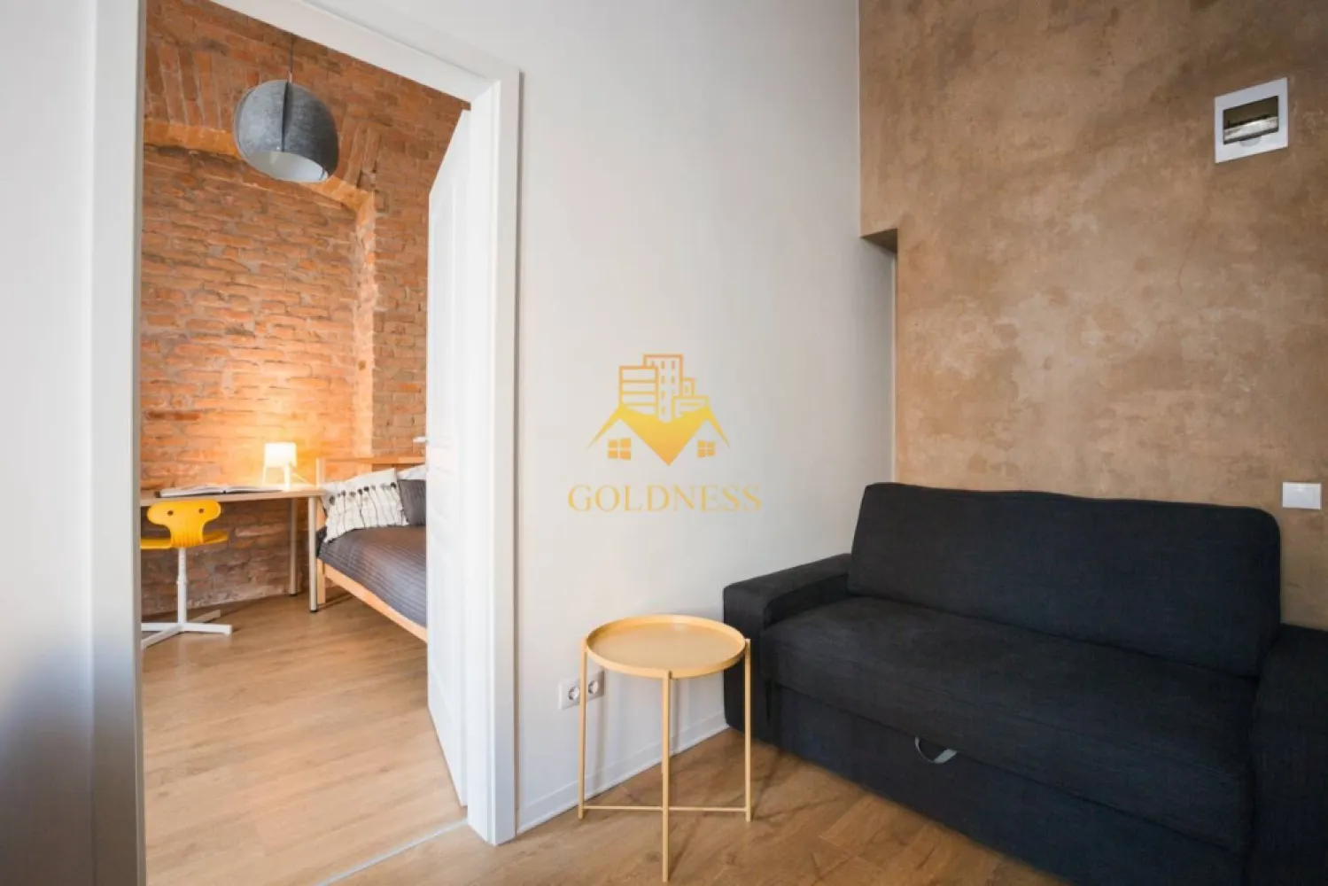 3 camere, Piața Unirii, UltraCentral, Piața Muzeului, George Barițiu - GOLDNESS Imobiliare vă propune spre închiriere un apartament cu 3 camere complet mobilat și utilat, la etajul 1 într-un imobil UltraCentral. Se află în apropierea stațiilor de transport în comun, magazine, restaurante, spații verzi, farmacii, etc. Apartamentul este compartimentat astfel: - 2 dormitoare cu pat matrimonial, dressing, noptiere - living cu canapea extensibilă - bucătărie complet utilată și mobilată, loc de servit masa - baie cu dus, calorifer port prosop și dulap pentru depozitare. Imobilul este dotat cu toate cele necesare- centrală proprie, frigider, aragaz, hotă, mașină de spălat haine, etc. Dacă sunteți interesați de acest apartament și doriți să îl vizionați, dar și pentru alte oferte nu ezitați să ne contactați telefonic sau prin e-mail. Vă stăm la dispoziție! Pentru intermediere se percepe un comision de 50% din prețul chiriei! }}