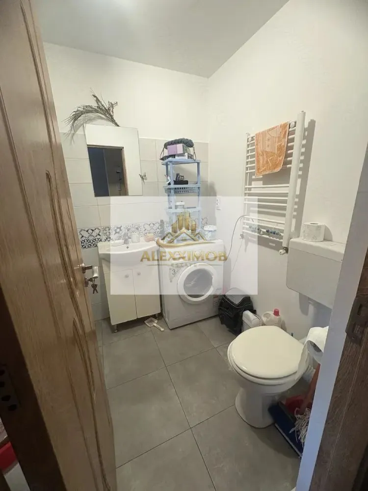 Garsoniera de Vanzare - zona Drumul Fermei - Popesti Leordeni - Se vinde mansardă cochetă și luminoasă, situată în zona Strada Drumul Fermei, într-un imobil construit în anul 2019, la etajul 3 din 3. Locuința are o suprafață de 33 mp și este ideală pentru locuit sau investiție.

Apartamentul se vinde complet mobilat și utilat, fiind pregătit pentru mutare imediată. Dispune de balcon închis, tâmplărie termopan și compartimentare practică, oferind confort și eficiență.

✔ Suprafață: 33 mp
✔ Etaj: 3/3
✔ An construcție: 2019
✔ Complet mobilat și utilat
✔ Balcon închis
✔ Termopan
✔ Zonă liniștită

Parcare prin cota indiviza.

Pentru mai multe detalii sau programarea unei vizionări, mă puteți contacta în privat.

Alexximob Estate

tel. 0751454742

comision 830 euro