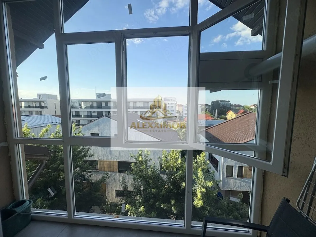 Garsoniera de Vanzare - zona Drumul Fermei - Popesti Leordeni - Se vinde mansardă cochetă și luminoasă, situată în zona Strada Drumul Fermei, într-un imobil construit în anul 2019, la etajul 3 din 3. Locuința are o suprafață de 33 mp și este ideală pentru locuit sau investiție.

Apartamentul se vinde complet mobilat și utilat, fiind pregătit pentru mutare imediată. Dispune de balcon închis, tâmplărie termopan și compartimentare practică, oferind confort și eficiență.

✔ Suprafață: 33 mp
✔ Etaj: 3/3
✔ An construcție: 2019
✔ Complet mobilat și utilat
✔ Balcon închis
✔ Termopan
✔ Zonă liniștită

Parcare prin cota indiviza.

Pentru mai multe detalii sau programarea unei vizionări, mă puteți contacta în privat.

Alexximob Estate

tel. 0751454742

comision 830 euro