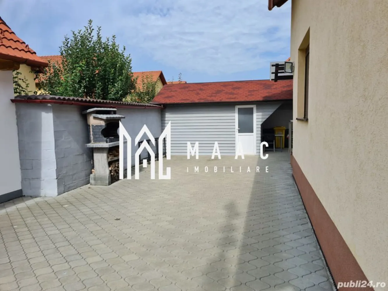 Proprietate individuala în Tălmaciu | Încălzire în pardoseală | Dotări de top - MAAC Imobiliare vă propune spre vânzare: Casă modernă, complet mobilată și utilată Vă prezentăm o proprietate deosebită, ideală pentru cei care își doresc un stil de viață confortabil, într-o locuință modernă, complet echipată și atent finisată. Casa este amplasată pe colț și beneficiază de două intrări auto, oferind acces facil și un plus de versatilitate. Imobilul are o suprafață utilă de 170 mp și este compartimentat eficient pe două niveluri: Parter: living generos open-space cu bucătărie baie de serviciu Etaj: 3 dormitoare spațioase (dintre care 2 cu balcon) baie mare, complet echipată cu cadă, duș și bideu Confortul termic este asigurat prin încălzire în pardoseală, susținută de un sistem dual de încălzire (centrală pe gaz și centrală pe lemne), completat de un puffer de 2000 litri, pentru eficiență și autonomie ridicată. Proprietatea impresionează prin dotările moderne și calitatea finisajelor: sanitare premium Villeroy & Boch bucătărie complet echipată, cu insulă și electrocasnice moderne (plită pe inducție, hotă, cuptor, cuptor cu microunde, mașină de spălat vase, frigider, frigider de vinuri, aparat de cafea) mașină de spălat rufe și uscător sistem de supraveghere video rulouri exterioare electrice, acționate prin telecomandă videointerfon Accesul în curte se face prin două porți: o poartă automată, cu telecomandă o a doua poartă pregătită pentru automatizare (instalație deja realizată) În curte se regăsește și un spațiu auxiliar tip atelier, ce poate fi utilizat ca zonă de depozitare sau bucătărie de vară. Casa este complet mobilată modern, oferind un ambient elegant și funcțional, fiind pregătită pentru mutare imediată, fără investiții suplimentare. Această proprietate este alegerea ideală pentru o familie care caută liniște, spațiu și un standard ridicat de confort, într-o locuință cu adevărat completă. Pentru detalii suplimentare, consultanță sau programarea unei vizionări, va rugăm să ne contactati specificand ID: CP3019905 }}