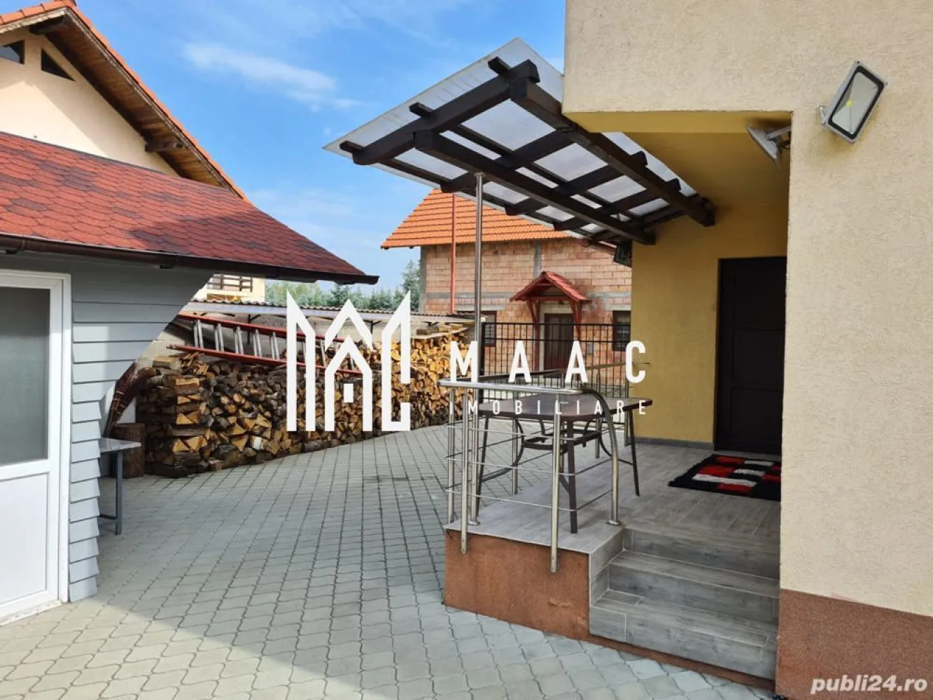 Proprietate individuala în Tălmaciu | Încălzire în pardoseală | Dotări de top - MAAC Imobiliare vă propune spre vânzare: Casă modernă, complet mobilată și utilată Vă prezentăm o proprietate deosebită, ideală pentru cei care își doresc un stil de viață confortabil, într-o locuință modernă, complet echipată și atent finisată. Casa este amplasată pe colț și beneficiază de două intrări auto, oferind acces facil și un plus de versatilitate. Imobilul are o suprafață utilă de 170 mp și este compartimentat eficient pe două niveluri: Parter: living generos open-space cu bucătărie baie de serviciu Etaj: 3 dormitoare spațioase (dintre care 2 cu balcon) baie mare, complet echipată cu cadă, duș și bideu Confortul termic este asigurat prin încălzire în pardoseală, susținută de un sistem dual de încălzire (centrală pe gaz și centrală pe lemne), completat de un puffer de 2000 litri, pentru eficiență și autonomie ridicată. Proprietatea impresionează prin dotările moderne și calitatea finisajelor: sanitare premium Villeroy & Boch bucătărie complet echipată, cu insulă și electrocasnice moderne (plită pe inducție, hotă, cuptor, cuptor cu microunde, mașină de spălat vase, frigider, frigider de vinuri, aparat de cafea) mașină de spălat rufe și uscător sistem de supraveghere video rulouri exterioare electrice, acționate prin telecomandă videointerfon Accesul în curte se face prin două porți: o poartă automată, cu telecomandă o a doua poartă pregătită pentru automatizare (instalație deja realizată) În curte se regăsește și un spațiu auxiliar tip atelier, ce poate fi utilizat ca zonă de depozitare sau bucătărie de vară. Casa este complet mobilată modern, oferind un ambient elegant și funcțional, fiind pregătită pentru mutare imediată, fără investiții suplimentare. Această proprietate este alegerea ideală pentru o familie care caută liniște, spațiu și un standard ridicat de confort, într-o locuință cu adevărat completă. Pentru detalii suplimentare, consultanță sau programarea unei vizionări, va rugăm să ne contactati specificand ID: CP3019905 }}