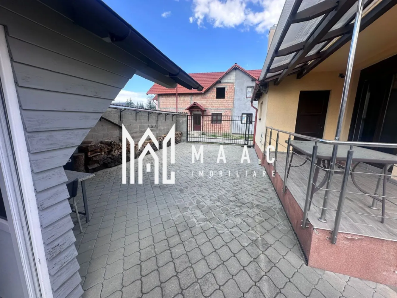 Proprietate individuala în Tălmaciu | Încălzire în pardoseală | Dotări de top - MAAC Imobiliare vă propune spre vânzare: Casă modernă, complet mobilată și utilată Vă prezentăm o proprietate deosebită, ideală pentru cei care își doresc un stil de viață confortabil, într-o locuință modernă, complet echipată și atent finisată. Casa este amplasată pe colț și beneficiază de două intrări auto, oferind acces facil și un plus de versatilitate. Imobilul are o suprafață utilă de 170 mp și este compartimentat eficient pe două niveluri: Parter: living generos open-space cu bucătărie baie de serviciu Etaj: 3 dormitoare spațioase (dintre care 2 cu balcon) baie mare, complet echipată cu cadă, duș și bideu Confortul termic este asigurat prin încălzire în pardoseală, susținută de un sistem dual de încălzire (centrală pe gaz și centrală pe lemne), completat de un puffer de 2000 litri, pentru eficiență și autonomie ridicată. Proprietatea impresionează prin dotările moderne și calitatea finisajelor: sanitare premium Villeroy & Boch bucătărie complet echipată, cu insulă și electrocasnice moderne (plită pe inducție, hotă, cuptor, cuptor cu microunde, mașină de spălat vase, frigider, frigider de vinuri, aparat de cafea) mașină de spălat rufe și uscător sistem de supraveghere video rulouri exterioare electrice, acționate prin telecomandă videointerfon Accesul în curte se face prin două porți: o poartă automată, cu telecomandă o a doua poartă pregătită pentru automatizare (instalație deja realizată) În curte se regăsește și un spațiu auxiliar tip atelier, ce poate fi utilizat ca zonă de depozitare sau bucătărie de vară. Casa este complet mobilată modern, oferind un ambient elegant și funcțional, fiind pregătită pentru mutare imediată, fără investiții suplimentare. Această proprietate este alegerea ideală pentru o familie care caută liniște, spațiu și un standard ridicat de confort, într-o locuință cu adevărat completă. Pentru detalii suplimentare, consultanță sau programarea unei vizionări, va rugăm să ne contactati specificand ID: CP3019905 }}