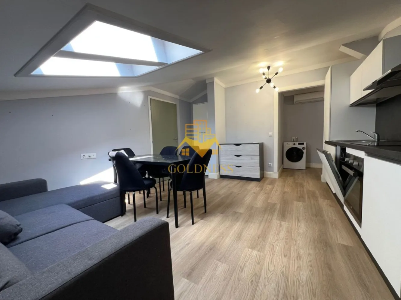 3 camere open-space, Zona FSEGA, Iulius Mall, Cartier Gheorgheni - GOLDNESS Imobiliare vă propune spre închiriere un apartament cu 3 camere open-space complet mobilat și utilat, la etajul 4 într-un imobil de 4 etaje, în Cartierul Gheorgheni, la 2-3 minute de mers pe jos pana la FSEGA, pe str. Vaida Voevod. Se percep doua luni de garantie, care se pot plati esalonat in 2/3 luni. Se află în apropierea stațiilor de transport în comun, magazine, restaurante, spații verzi, farmacii, etc. Apartamentul este compartimentat astfel: - 2 dormitoare cu paturi matrimoniale, dressing, noptiere - living cu bucatarie open-space complet utilată și mobilată, canapea extensibila , loc de servit masa - baie cu cabina de dus, calorifer port prosop și dulap pentru depozitare. Imobilul este dotat cu toate cele necesare- centrală proprie, frigider, plita, cuptor, hotă, mașină de spălat haine cu uscator, aer conditionat, etc. Dacă sunteți interesați de acest apartament și doriți să îl vizionați, dar și pentru alte oferte nu ezitați să ne contactați telefonic sau prin e-mail. Vă stăm la dispoziție! Pentru intermediere se percepe un comision de 50% din prețul chiriei! }}