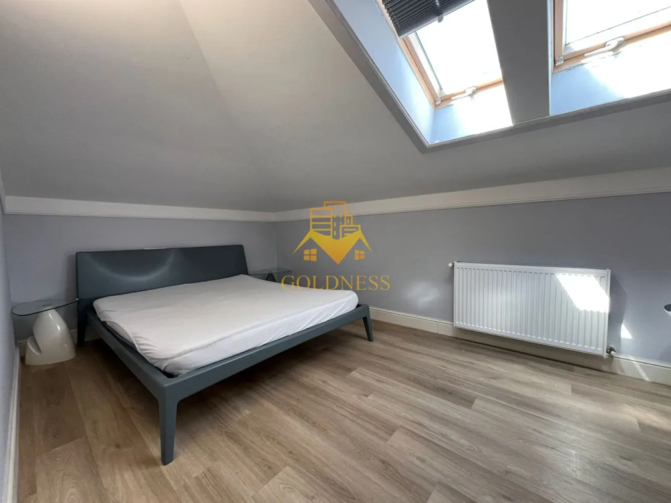 3 camere open-space, Zona FSEGA, Iulius Mall, Cartier Gheorgheni - GOLDNESS Imobiliare vă propune spre închiriere un apartament cu 3 camere open-space complet mobilat și utilat, la etajul 4 într-un imobil de 4 etaje, în Cartierul Gheorgheni, la 2-3 minute de mers pe jos pana la FSEGA, pe str. Vaida Voevod. Se percep doua luni de garantie, care se pot plati esalonat in 2/3 luni. Se află în apropierea stațiilor de transport în comun, magazine, restaurante, spații verzi, farmacii, etc. Apartamentul este compartimentat astfel: - 2 dormitoare cu paturi matrimoniale, dressing, noptiere - living cu bucatarie open-space complet utilată și mobilată, canapea extensibila , loc de servit masa - baie cu cabina de dus, calorifer port prosop și dulap pentru depozitare. Imobilul este dotat cu toate cele necesare- centrală proprie, frigider, plita, cuptor, hotă, mașină de spălat haine cu uscator, aer conditionat, etc. Dacă sunteți interesați de acest apartament și doriți să îl vizionați, dar și pentru alte oferte nu ezitați să ne contactați telefonic sau prin e-mail. Vă stăm la dispoziție! Pentru intermediere se percepe un comision de 50% din prețul chiriei! }}