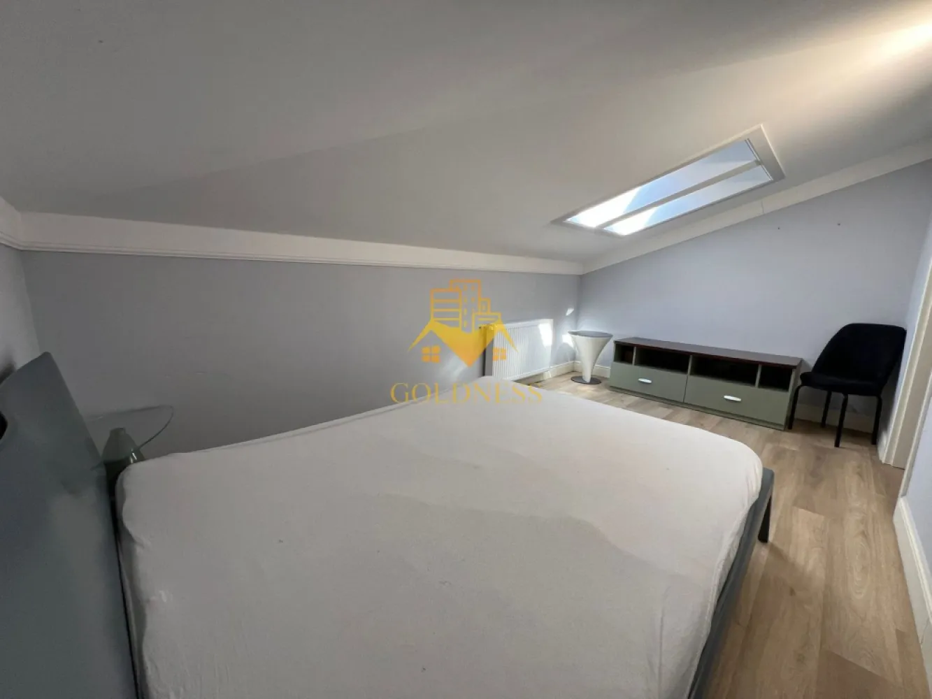 3 camere open-space, Zona FSEGA, Iulius Mall, Cartier Gheorgheni - GOLDNESS Imobiliare vă propune spre închiriere un apartament cu 3 camere open-space complet mobilat și utilat, la etajul 4 într-un imobil de 4 etaje, în Cartierul Gheorgheni, la 2-3 minute de mers pe jos pana la FSEGA, pe str. Vaida Voevod. Se percep doua luni de garantie, care se pot plati esalonat in 2/3 luni. Se află în apropierea stațiilor de transport în comun, magazine, restaurante, spații verzi, farmacii, etc. Apartamentul este compartimentat astfel: - 2 dormitoare cu paturi matrimoniale, dressing, noptiere - living cu bucatarie open-space complet utilată și mobilată, canapea extensibila , loc de servit masa - baie cu cabina de dus, calorifer port prosop și dulap pentru depozitare. Imobilul este dotat cu toate cele necesare- centrală proprie, frigider, plita, cuptor, hotă, mașină de spălat haine cu uscator, aer conditionat, etc. Dacă sunteți interesați de acest apartament și doriți să îl vizionați, dar și pentru alte oferte nu ezitați să ne contactați telefonic sau prin e-mail. Vă stăm la dispoziție! Pentru intermediere se percepe un comision de 50% din prețul chiriei! }}